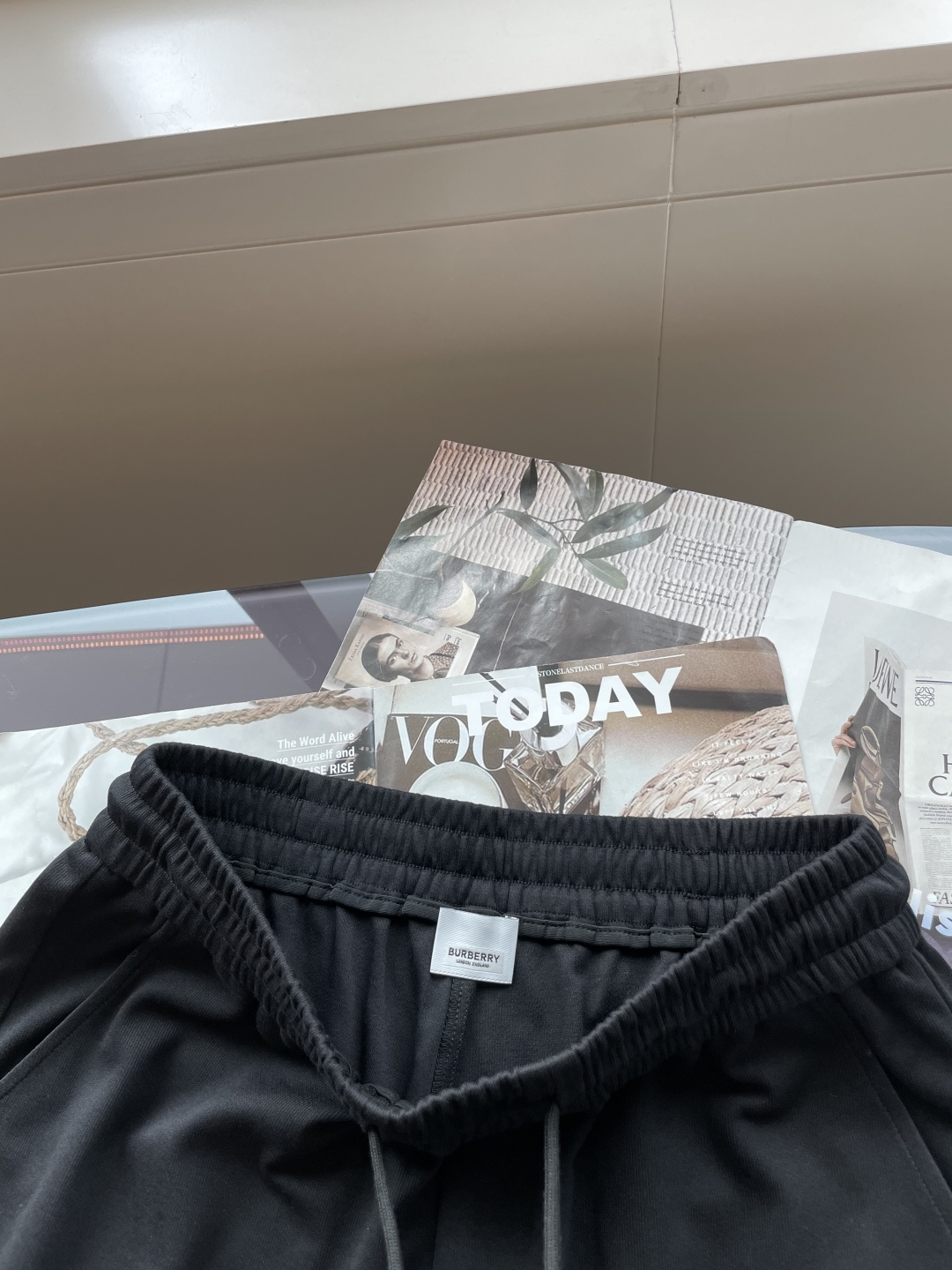 Lv 2025夏季短裤！经典爆款，经典百搭松紧腰休闲五分裤！！很经典的一款，松紧腰 两侧插袋 面料采用客