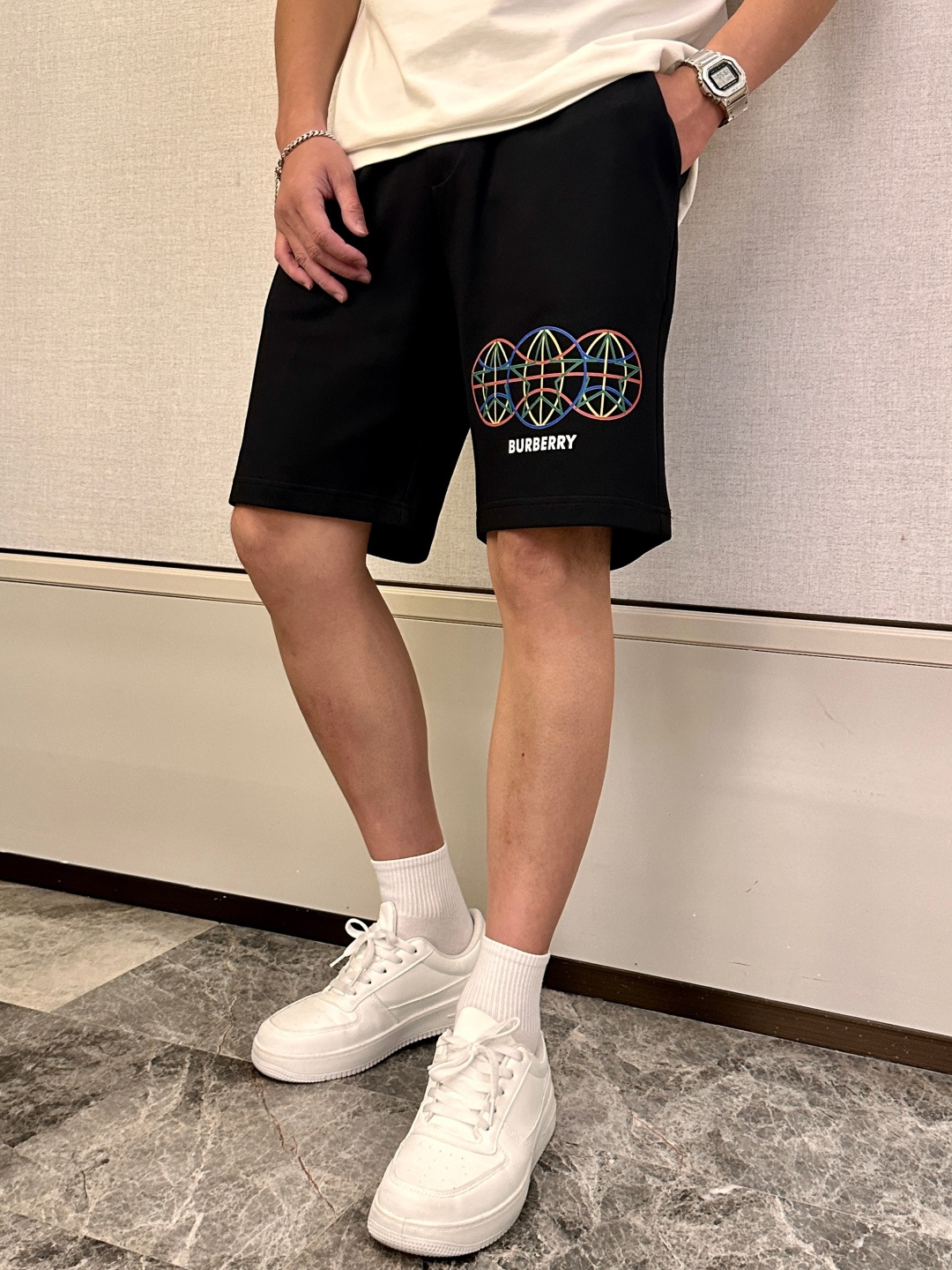 Lv 2025夏季短裤！经典爆款，经典百搭松紧腰休闲五分裤！！很经典的一款，松紧腰 两侧插袋 面料采用客