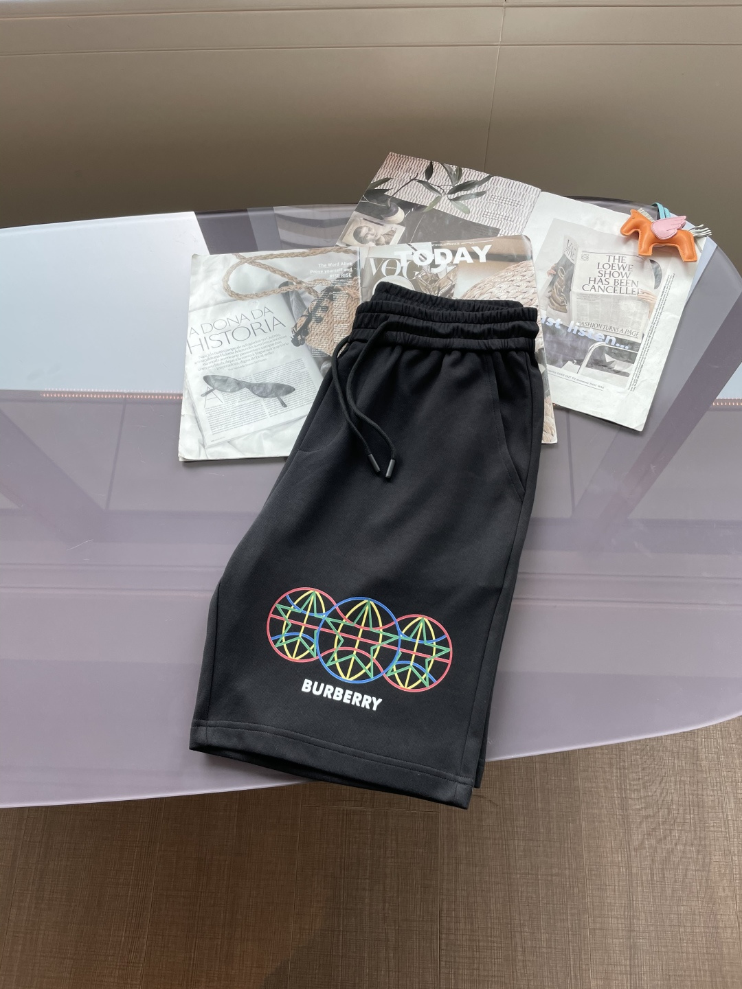 Lv 2025夏季短裤！经典爆款，经典百搭松紧腰休闲五分裤！！很经典的一款，松紧腰 两侧插袋 面料采用客