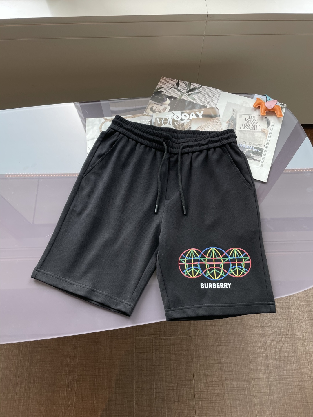 Lv 2025夏季短裤！经典爆款，经典百搭松紧腰休闲五分裤！！很经典的一款，松紧腰 两侧插袋 面料采用客