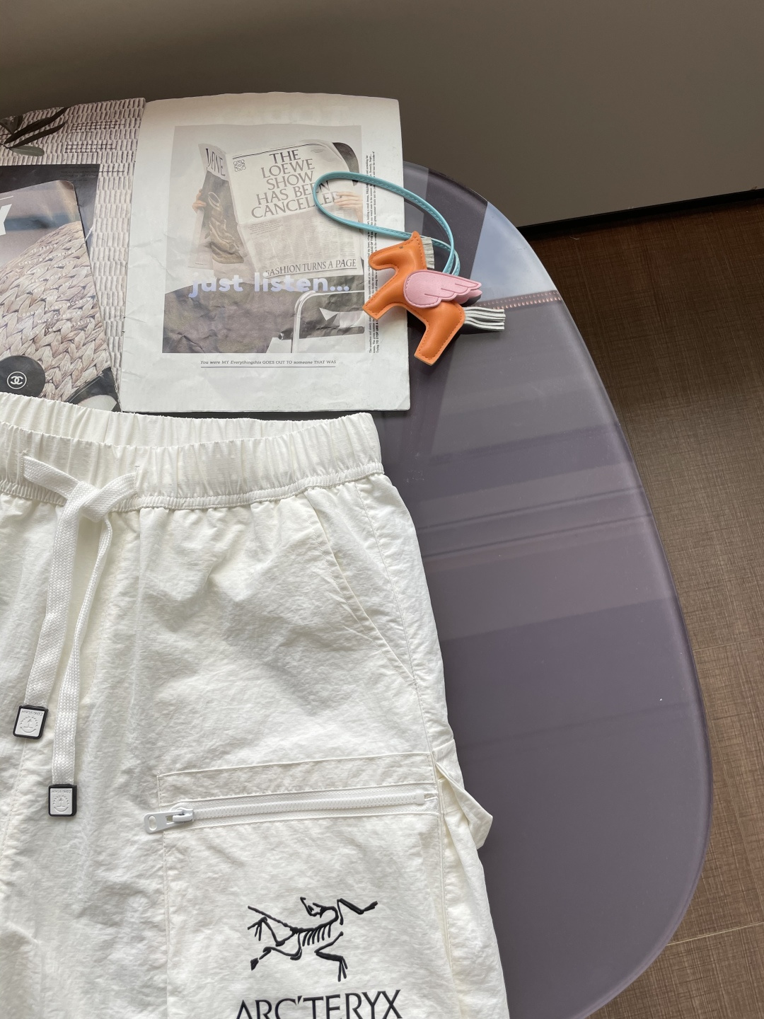 始祖鸟 2025春夏新品速干短裤 是夏日运动与休闲的绝佳之选。采用专业速干面料，能迅速吸收并蒸发汗水，保