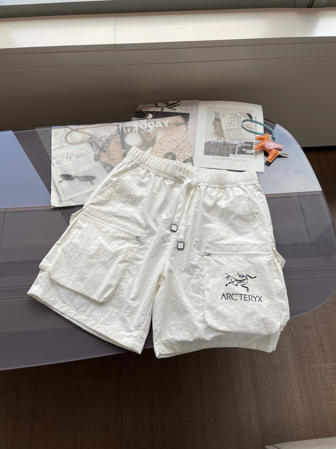 始祖鸟 2025春夏新品速干短裤 是夏日运动与休闲的绝佳之选。采用专业速干面料，能迅速吸收并蒸发汗水，保