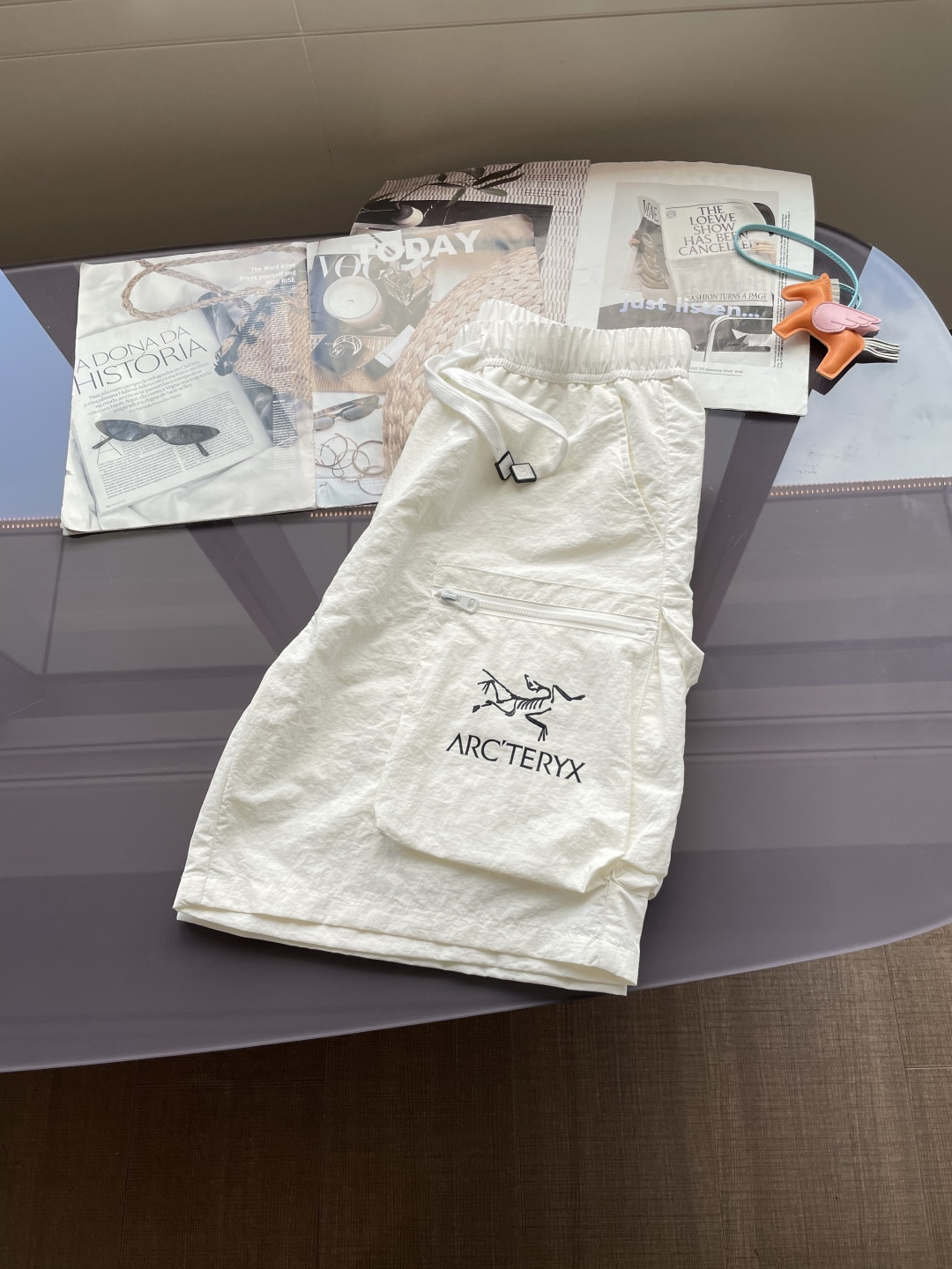 始祖鸟 2025春夏新品速干短裤 是夏日运动与休闲的绝佳之选。采用专业速干面料，能迅速吸收并蒸发汗水，保