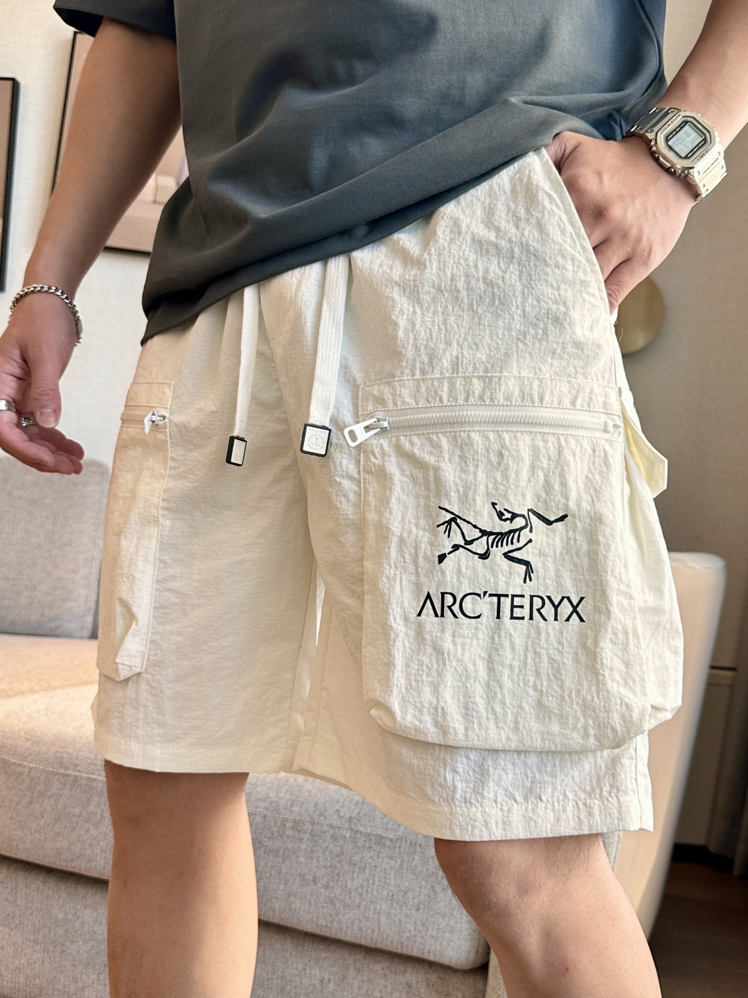 始祖鸟 2025春夏新品速干短裤 是夏日运动与休闲的绝佳之选。采用专业速干面料，能迅速吸收并蒸发汗水，保