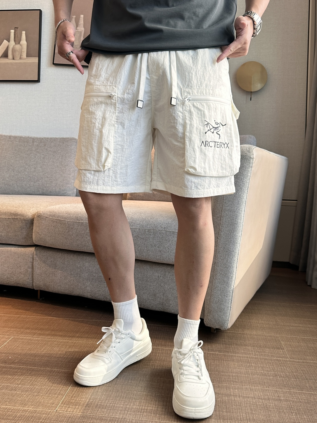 始祖鸟 2025春夏新品速干短裤 是夏日运动与休闲的绝佳之选。采用专业速干面料，能迅速吸收并蒸发汗水，保