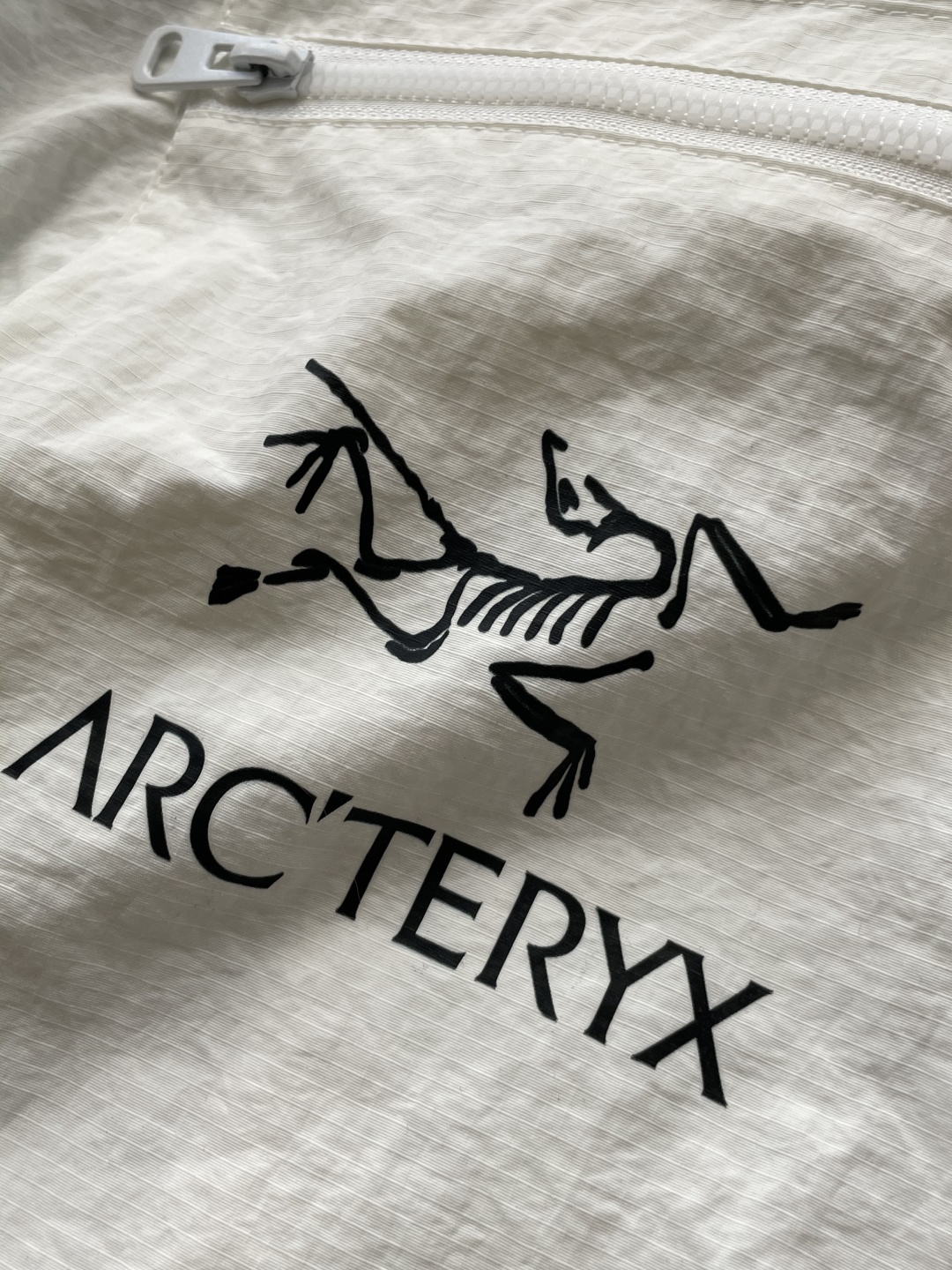 始祖鸟 2025春夏新品速干短裤 是夏日运动与休闲的绝佳之选。采用专业速干面料，能迅速吸收并蒸发汗水，保