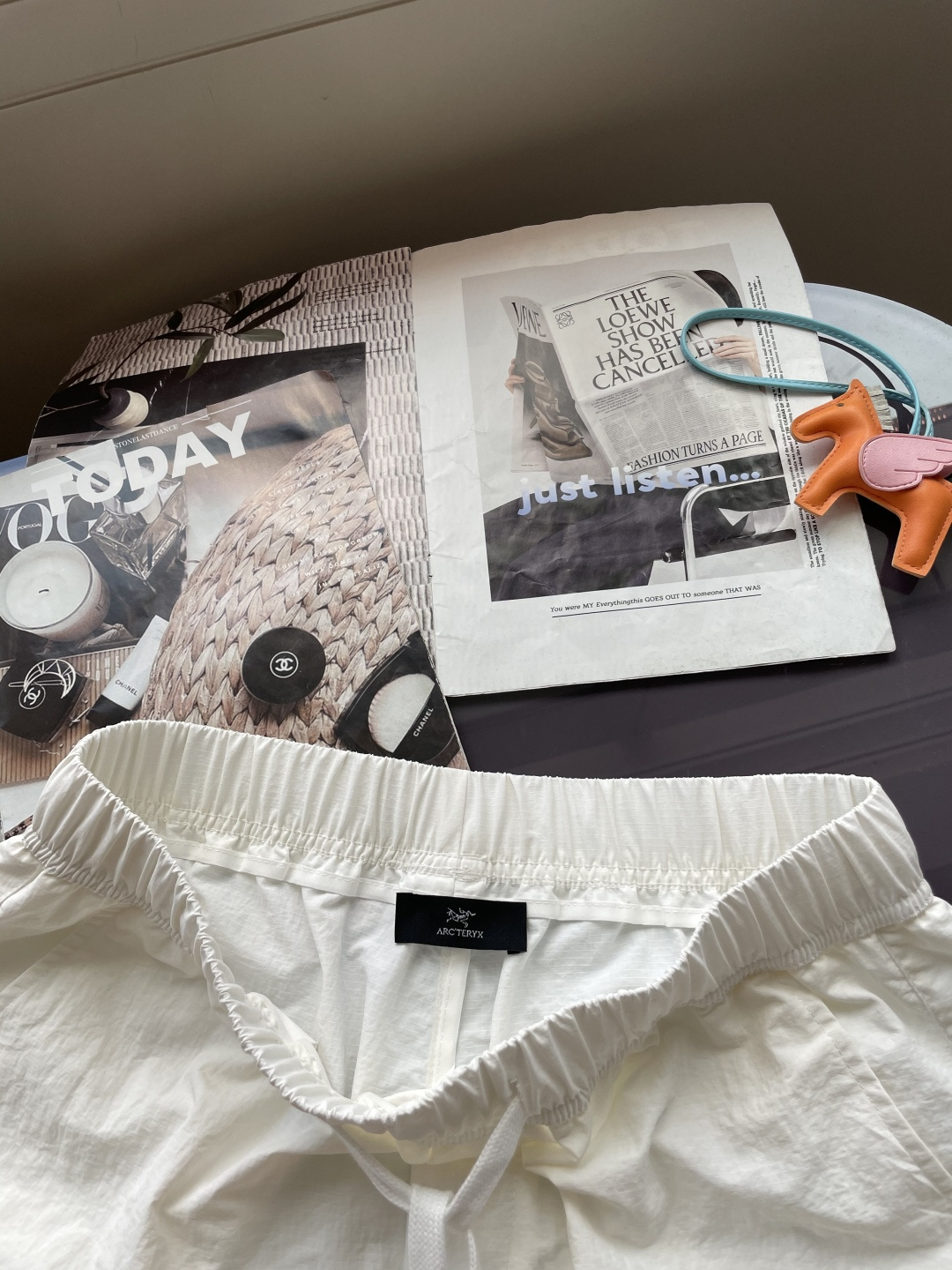 始祖鸟 2025春夏新品速干短裤 是夏日运动与休闲的绝佳之选。采用专业速干面料，能迅速吸收并蒸发汗水，保