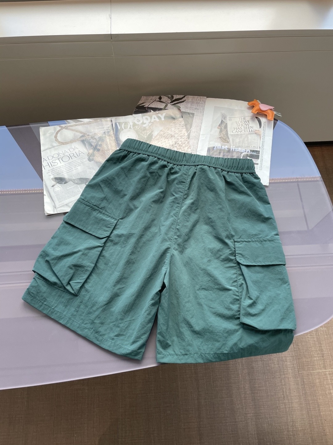 始祖鸟 2025春夏新品速干短裤 是夏日运动与休闲的绝佳之选。采用专业速干面料，能迅速吸收并蒸发汗水，保