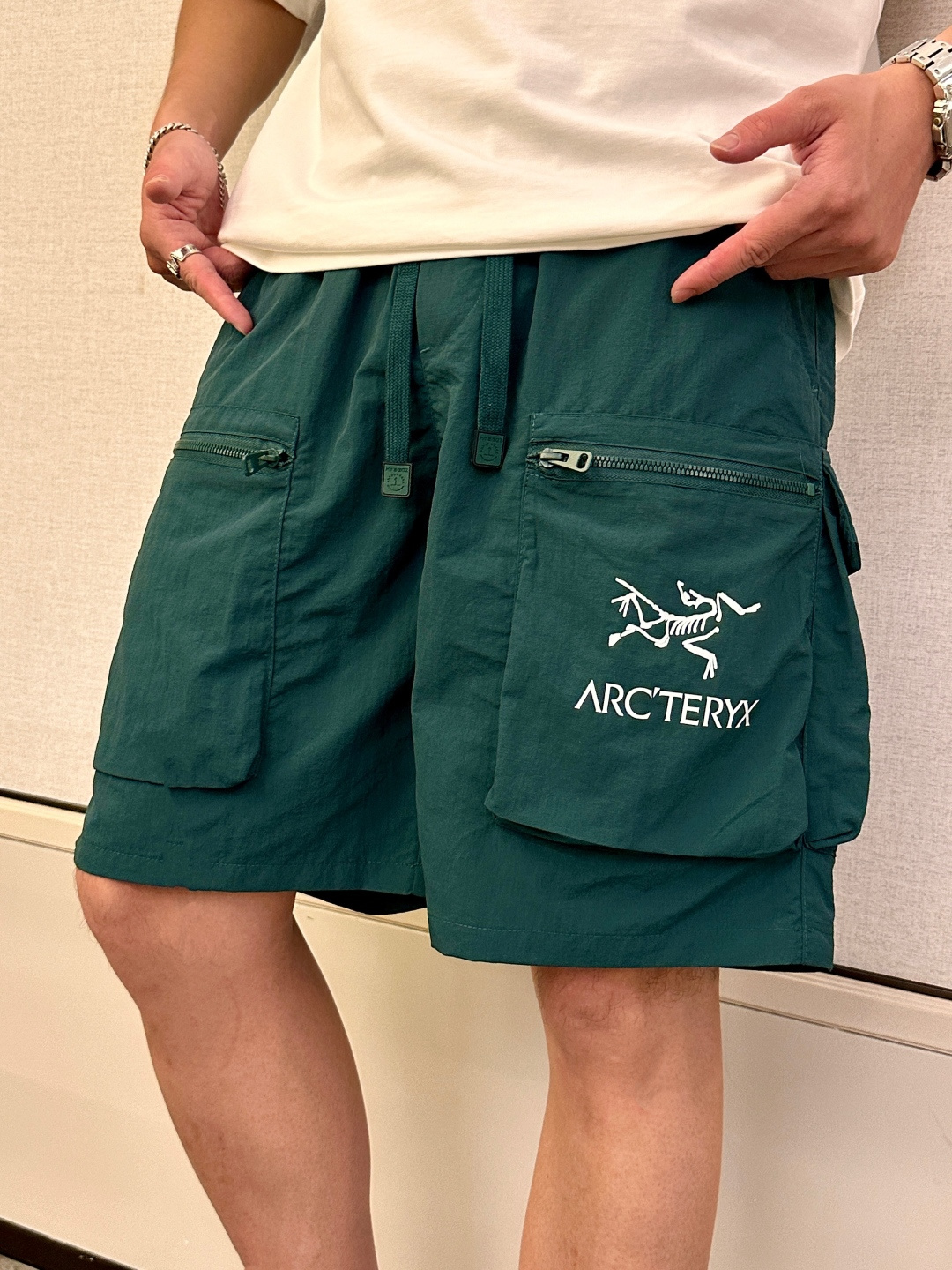 始祖鸟 2025春夏新品速干短裤 是夏日运动与休闲的绝佳之选。采用专业速干面料，能迅速吸收并蒸发汗水，保