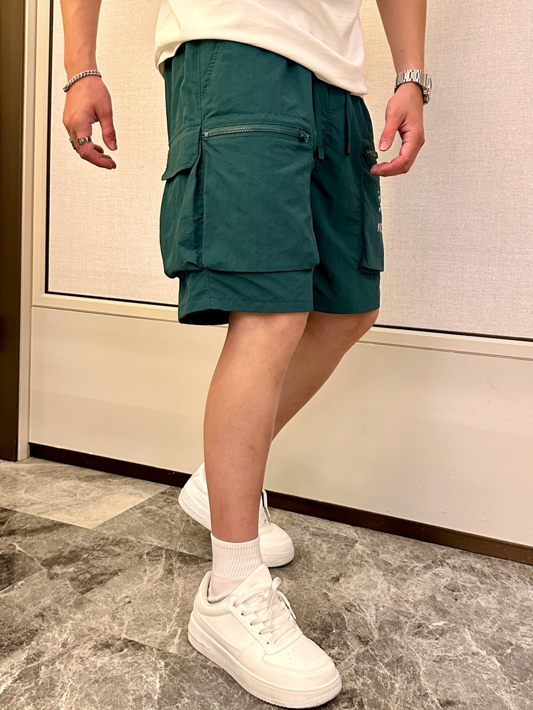 始祖鸟 2025春夏新品速干短裤 是夏日运动与休闲的绝佳之选。采用专业速干面料，能迅速吸收并蒸发汗水，保