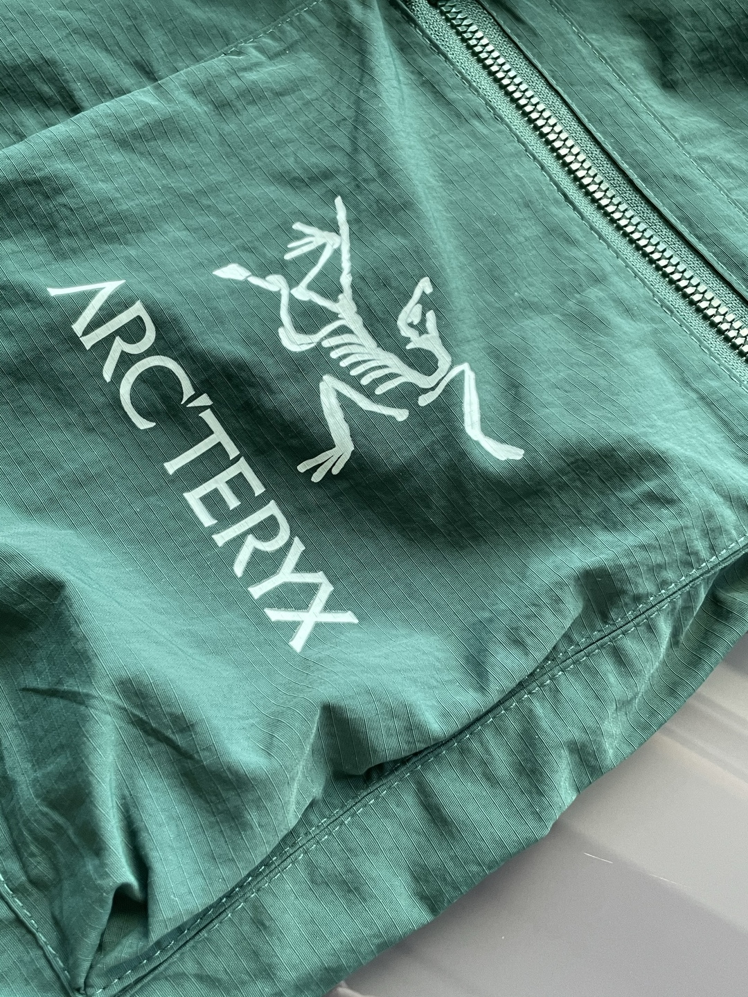 始祖鸟 2025春夏新品速干短裤 是夏日运动与休闲的绝佳之选。采用专业速干面料，能迅速吸收并蒸发汗水，保