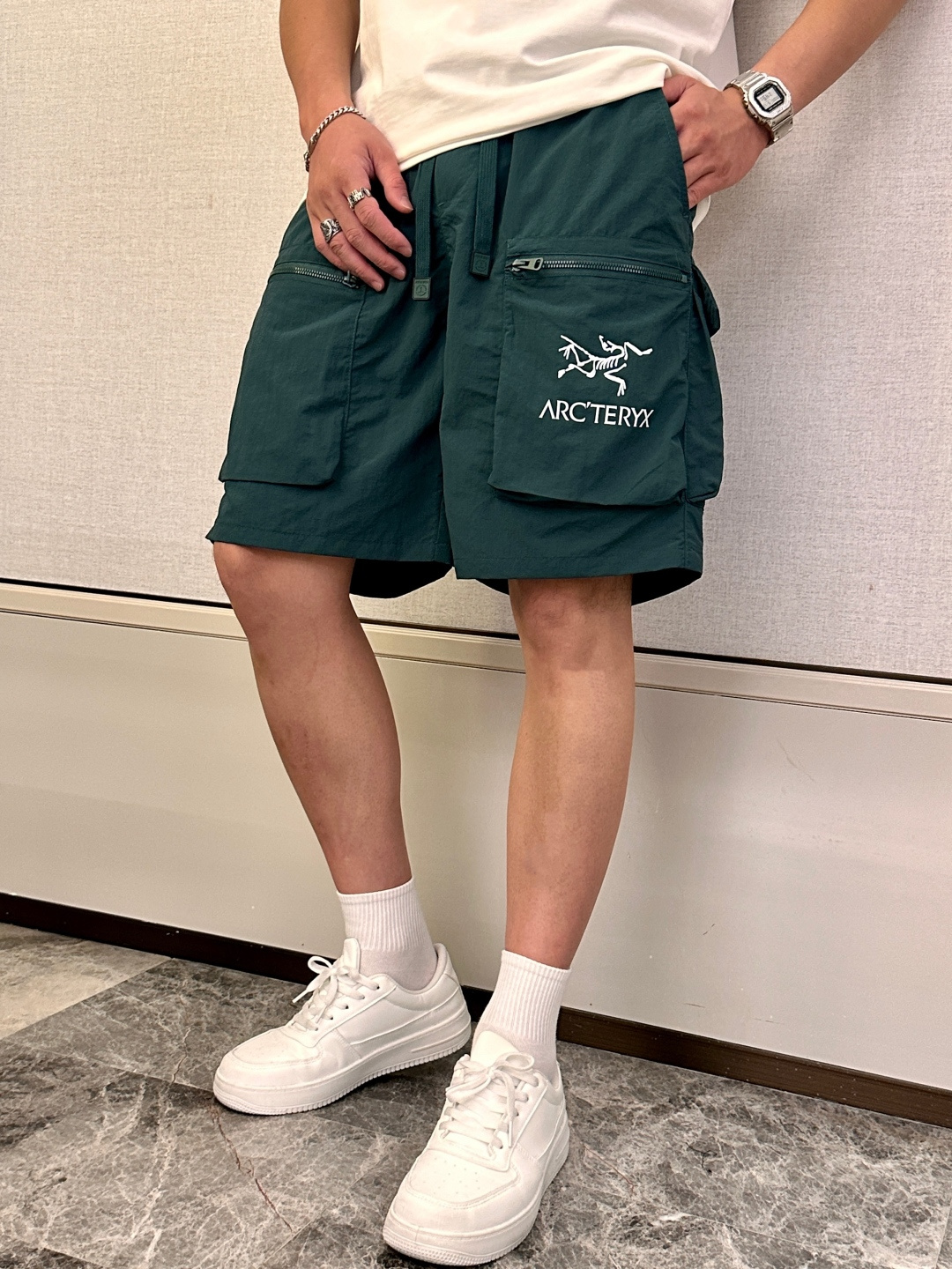 始祖鸟 2025春夏新品速干短裤 是夏日运动与休闲的绝佳之选。采用专业速干面料，能迅速吸收并蒸发汗水，保