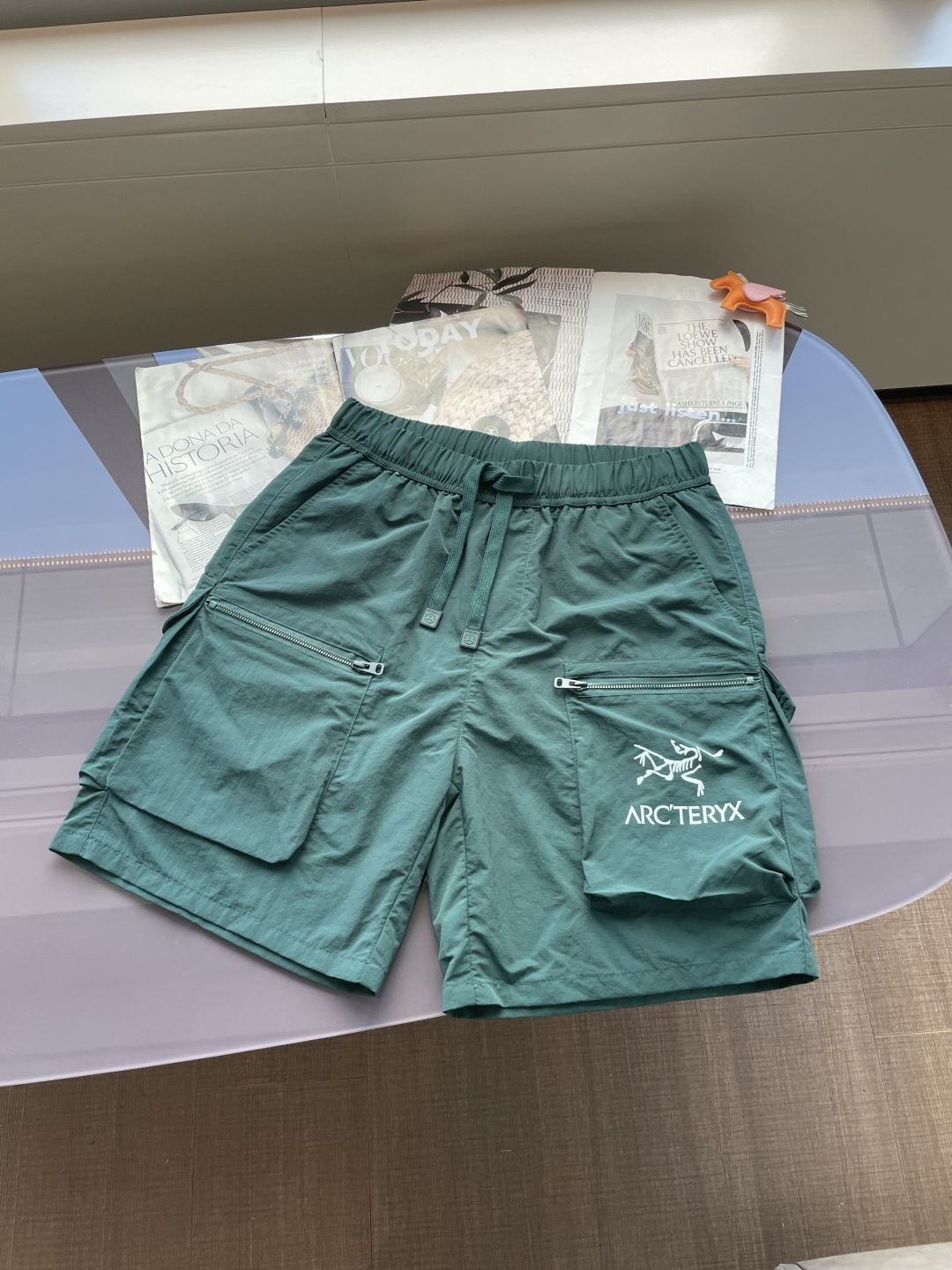 始祖鸟 2025春夏新品速干短裤 是夏日运动与休闲的绝佳之选。采用专业速干面料，能迅速吸收并蒸发汗水，保