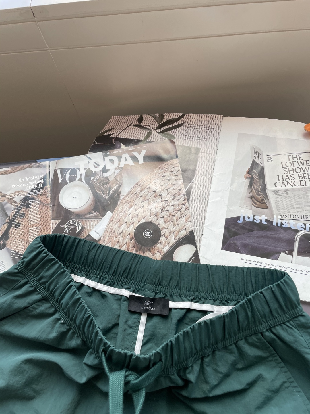 始祖鸟 2025春夏新品速干短裤 是夏日运动与休闲的绝佳之选。采用专业速干面料，能迅速吸收并蒸发汗水，保