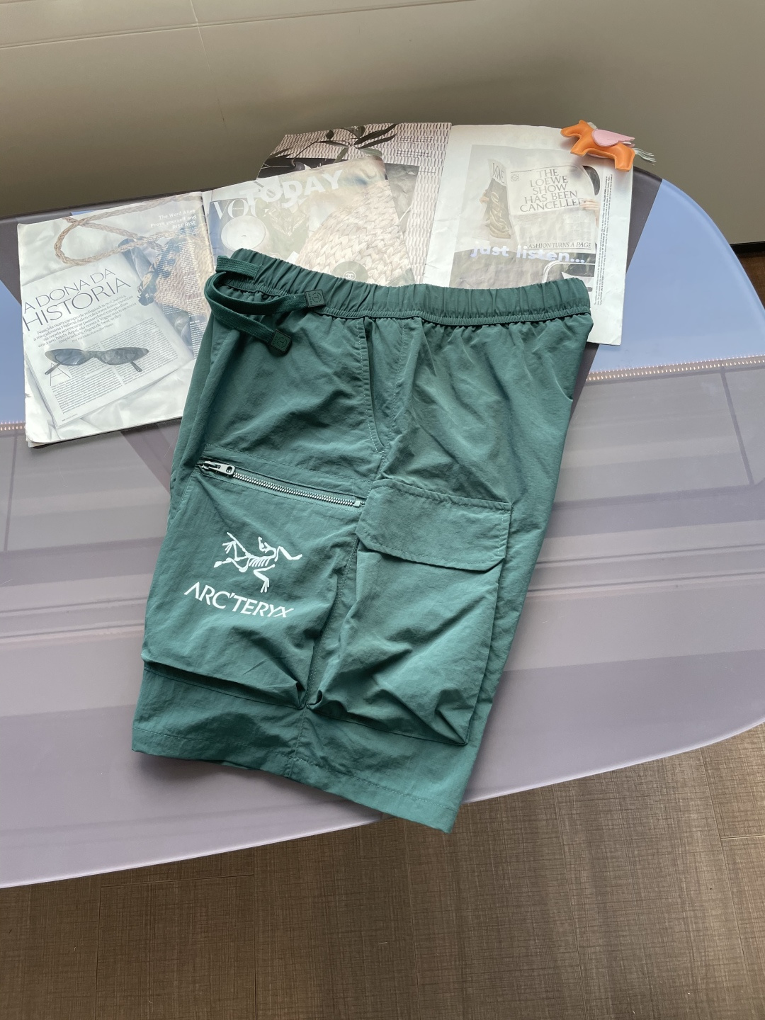 始祖鸟 2025春夏新品速干短裤 是夏日运动与休闲的绝佳之选。采用专业速干面料，能迅速吸收并蒸发汗水，保