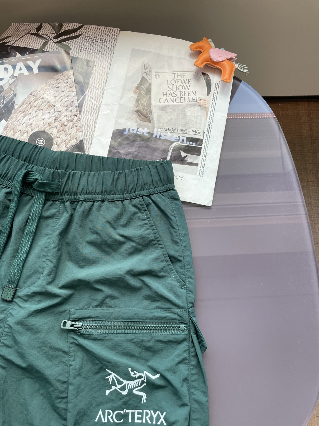 始祖鸟 2025春夏新品速干短裤 是夏日运动与休闲的绝佳之选。采用专业速干面料，能迅速吸收并蒸发汗水，保