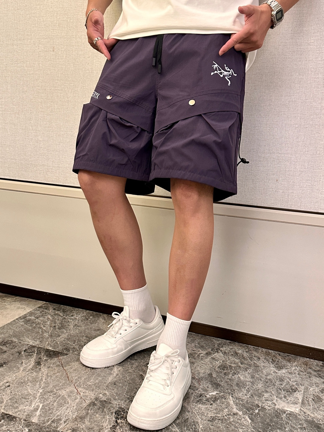 始祖鸟 2025春夏新品速干短裤 是夏日运动与休闲的绝佳之选。采用专业速干面料，能迅速吸收并蒸发汗水，保