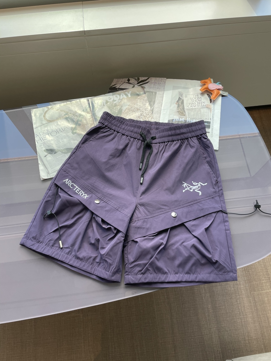 始祖鸟 2025春夏新品速干短裤 是夏日运动与休闲的绝佳之选。采用专业速干面料，能迅速吸收并蒸发汗水，保