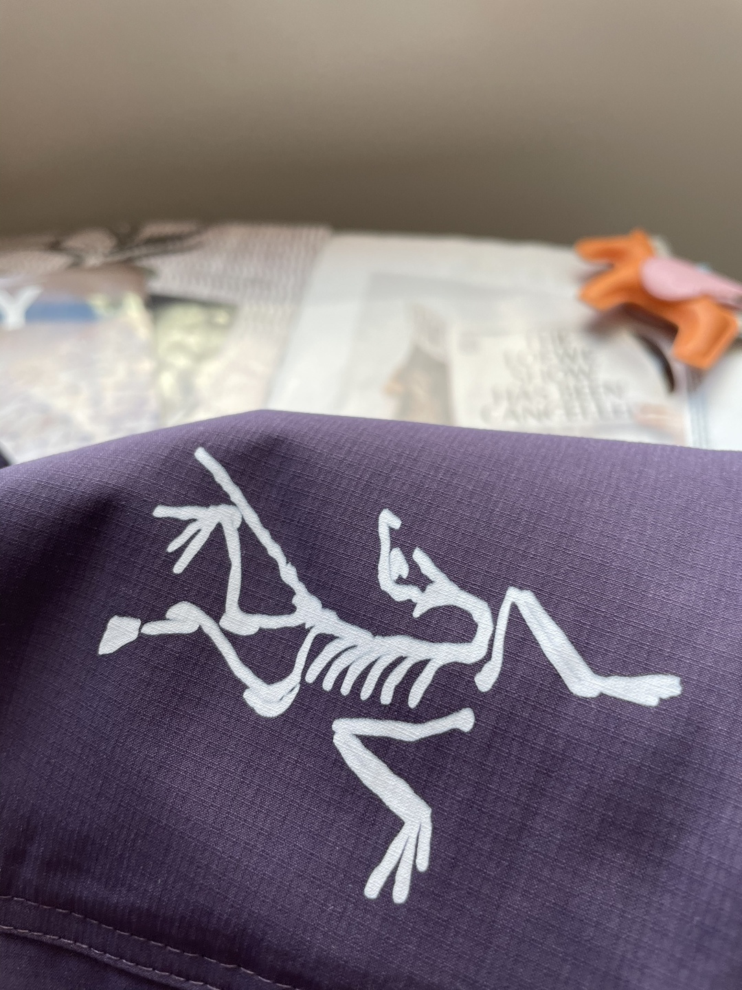 始祖鸟 2025春夏新品速干短裤 是夏日运动与休闲的绝佳之选。采用专业速干面料，能迅速吸收并蒸发汗水，保