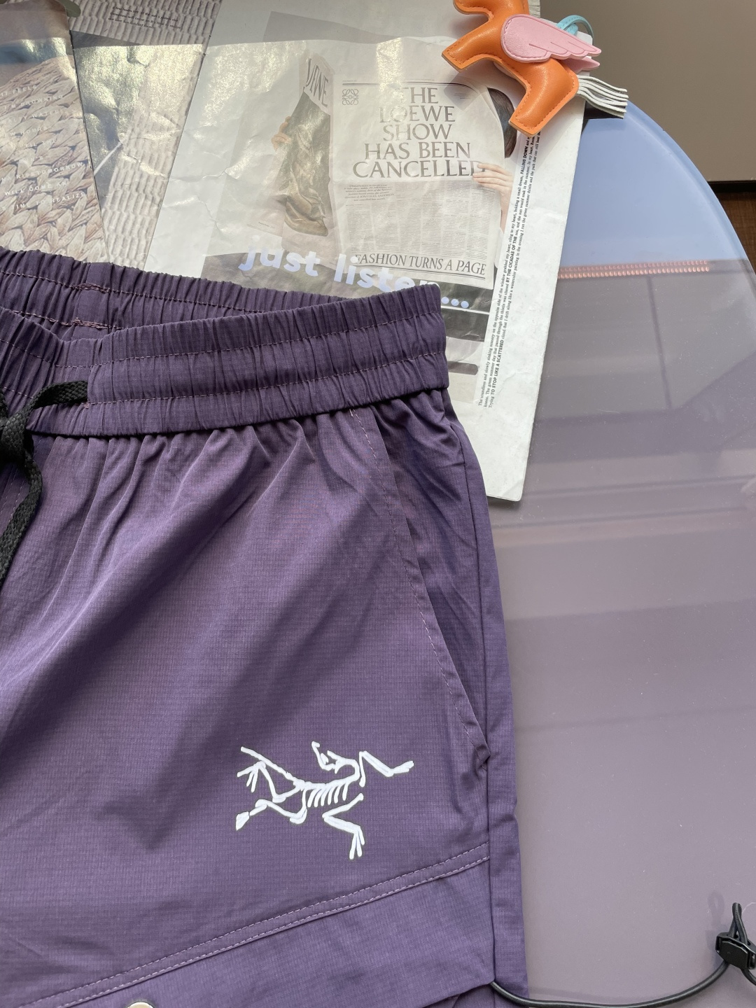 始祖鸟 2025春夏新品速干短裤 是夏日运动与休闲的绝佳之选。采用专业速干面料，能迅速吸收并蒸发汗水，保