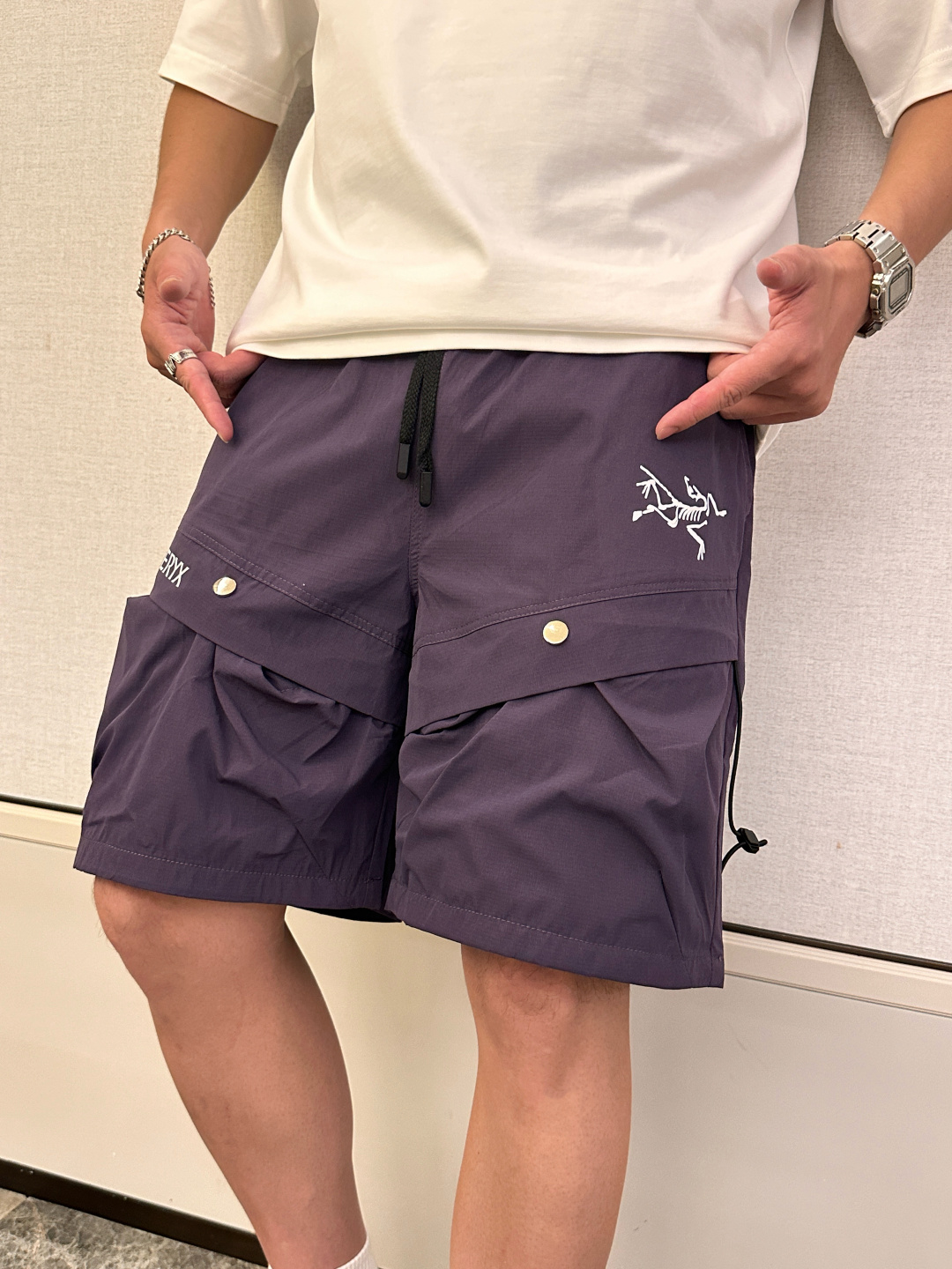 始祖鸟 2025春夏新品速干短裤 是夏日运动与休闲的绝佳之选。采用专业速干面料，能迅速吸收并蒸发汗水，保