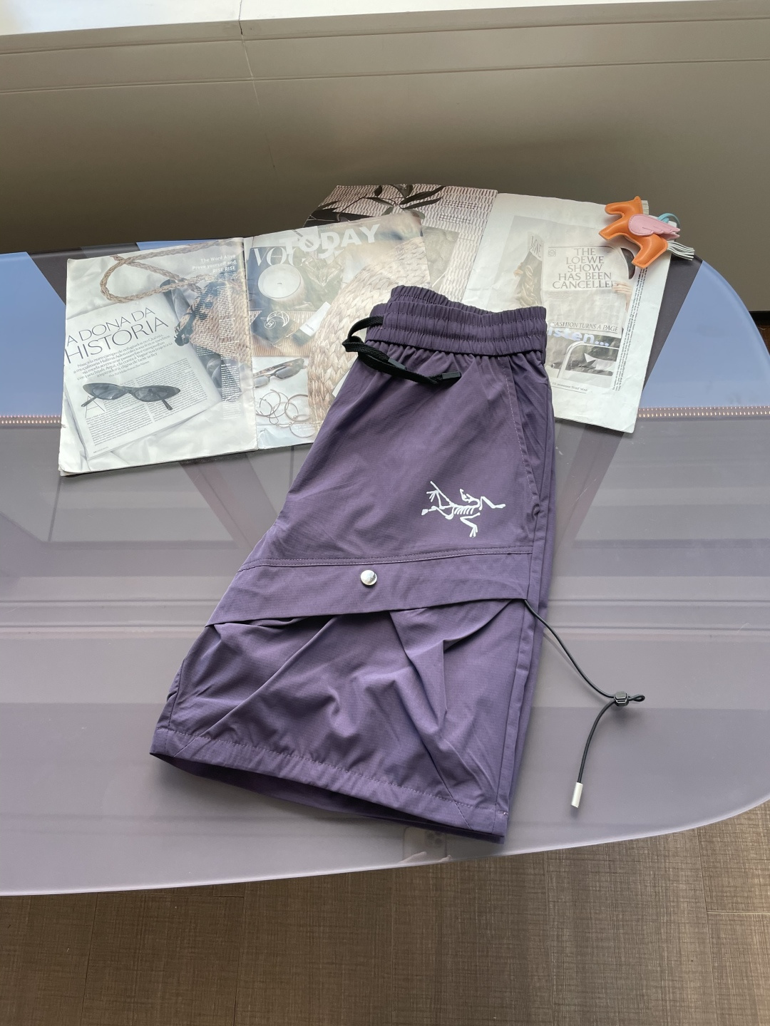 始祖鸟 2025春夏新品速干短裤 是夏日运动与休闲的绝佳之选。采用专业速干面料，能迅速吸收并蒸发汗水，保