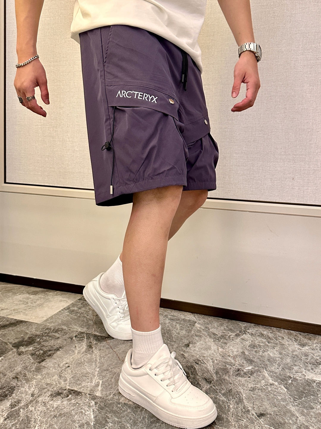 始祖鸟 2025春夏新品速干短裤 是夏日运动与休闲的绝佳之选。采用专业速干面料，能迅速吸收并蒸发汗水，保