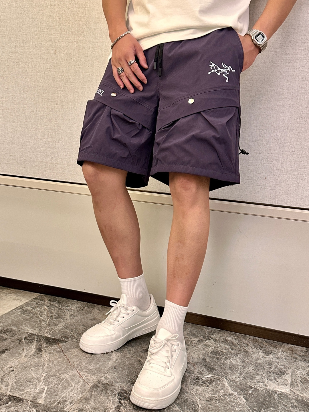 始祖鸟 2025春夏新品速干短裤 是夏日运动与休闲的绝佳之选。采用专业速干面料，能迅速吸收并蒸发汗水，保