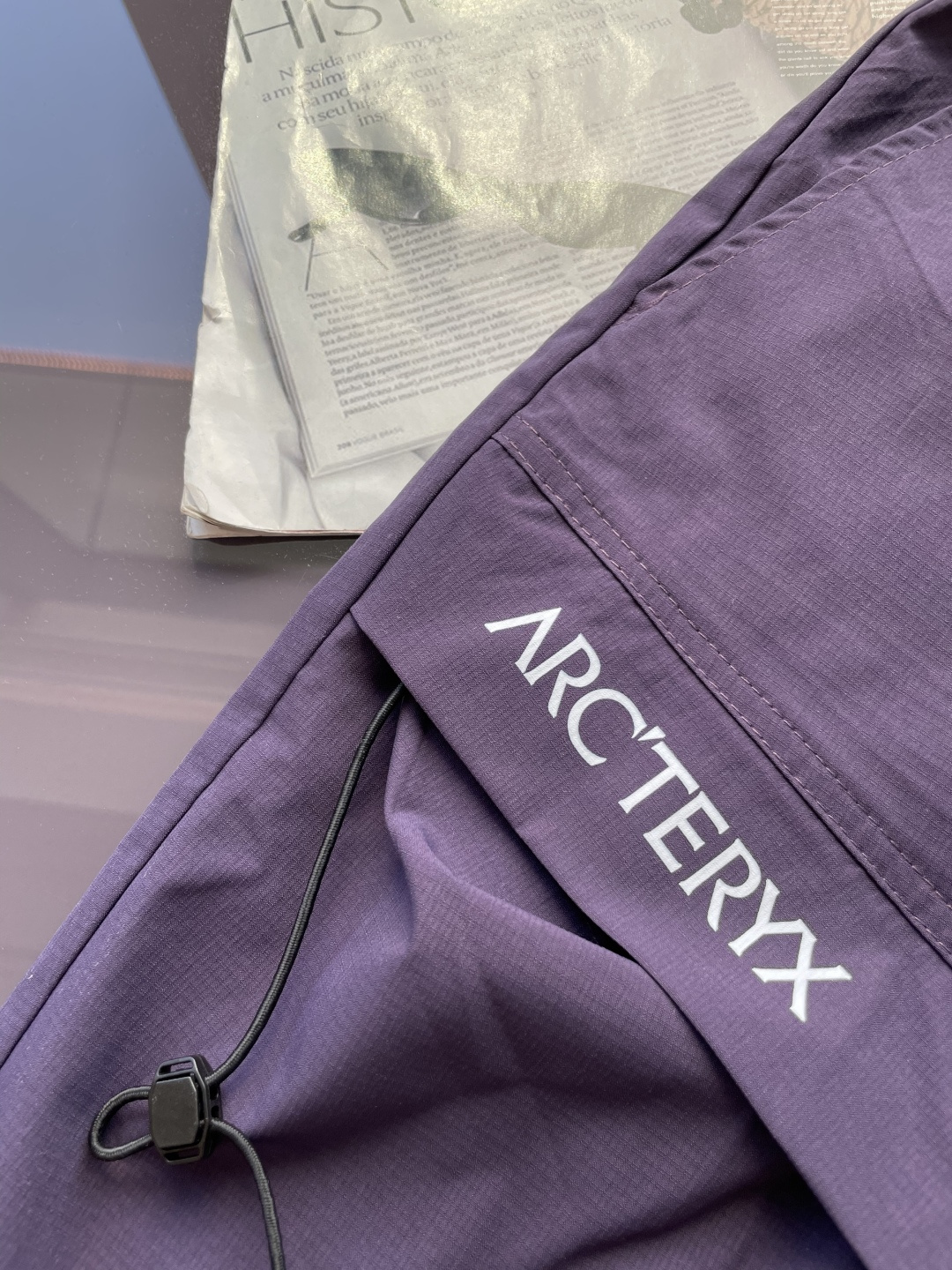 始祖鸟 2025春夏新品速干短裤 是夏日运动与休闲的绝佳之选。采用专业速干面料，能迅速吸收并蒸发汗水，保