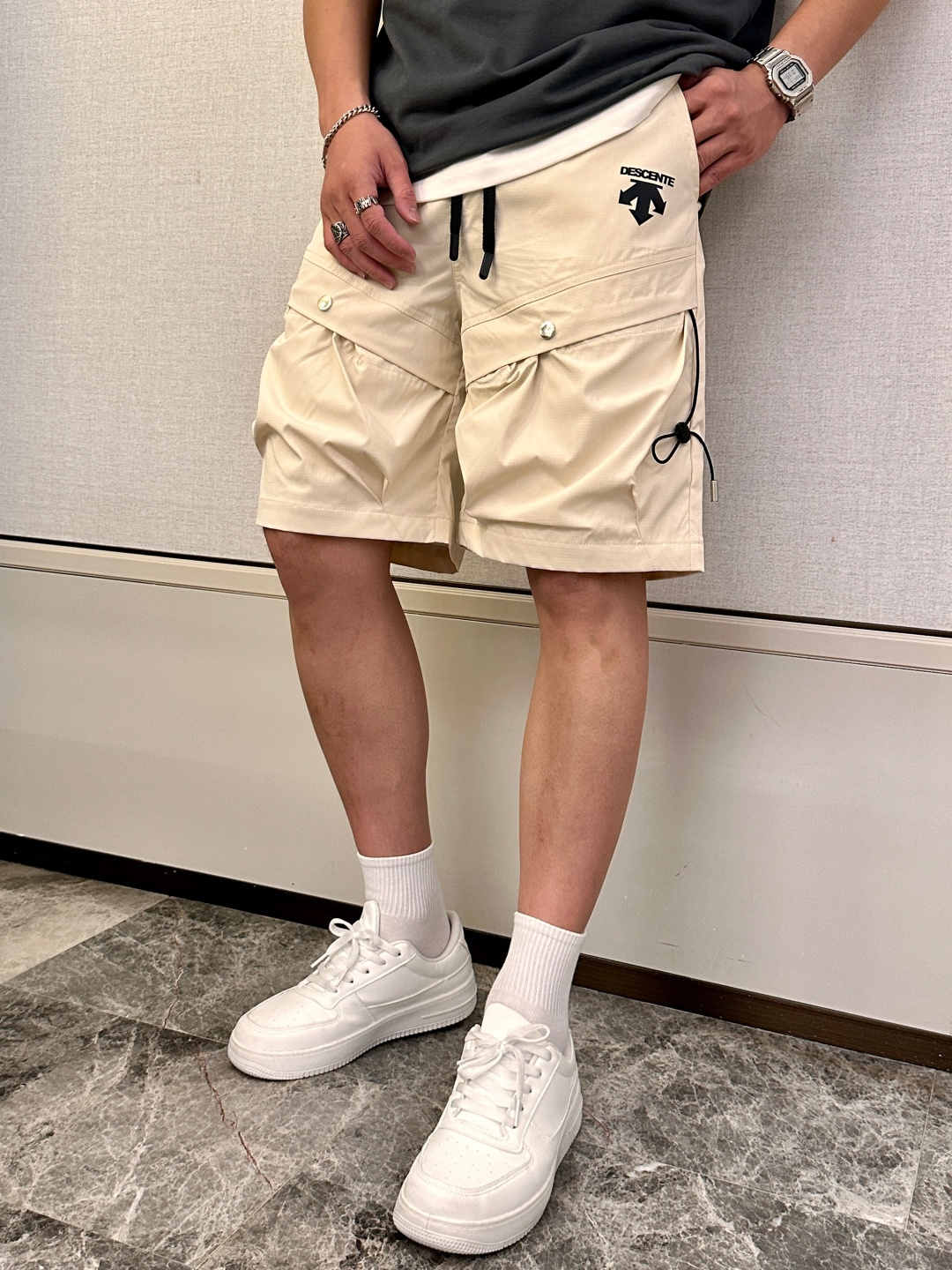 迪桑特 2025春夏新品速干短裤 是夏日运动与休闲的绝佳之选。采用专业速干面料，能迅速吸收并蒸发汗水，保