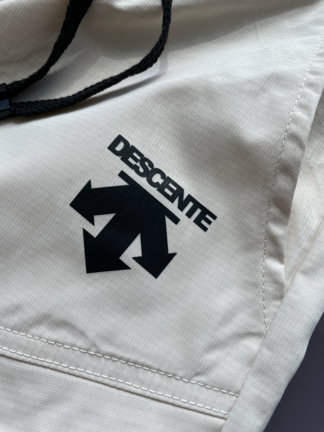 迪桑特 2025春夏新品速干短裤 是夏日运动与休闲的绝佳之选。采用专业速干面料，能迅速吸收并蒸发汗水，保