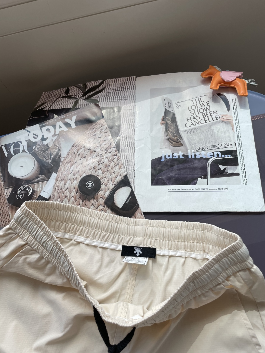 迪桑特 2025春夏新品速干短裤 是夏日运动与休闲的绝佳之选。采用专业速干面料，能迅速吸收并蒸发汗水，保