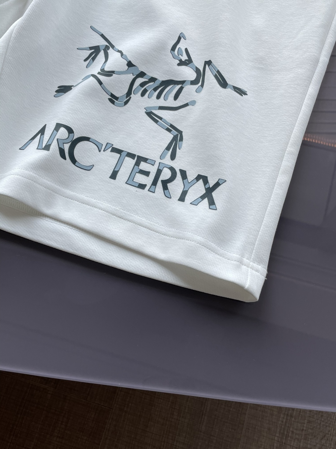 始祖鸟 2025夏季短裤！经典爆款，经典百搭松紧腰休闲五分裤！！很经典的一款，松紧腰 两侧插袋 面料采用