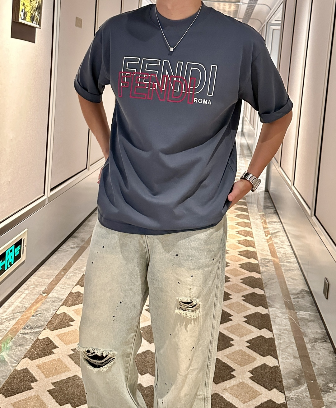 NO:452939,FD 2025 spring and summer style/official website synchronization The fabric is made of heavy pure cotton combed cotton fabric, OS loose style, and the upper body style is super positive!  Everyday versatile, a must-have item for wardrobe!  Size S-3XL (Large-size) Size/part S M L XL 2XL 3XL Shoulder width 52 54 56 57 59 60 Clothes length 70 72.75.78.82.85. Bust 54 56.58.60.62.64. Sleeve length 24 26 27 28 29 30,,alexander wang19860909FD 2025春夏款/官网同步 面料采用重磅纯棉精梳棉面料,OS宽松版型,上身版型超正！日常百搭,衣橱必备单品！ 尺码 S-3XL（版型偏大） 码数/部位S M L XL 2XL 3XL 肩宽 52 54 56 57 59 60 衣长70 72.75.78.82.85. 胸围 54 56.58.60.62.64. 袖长24 26 27 28 29 30,,alexander wang,Men's clothing