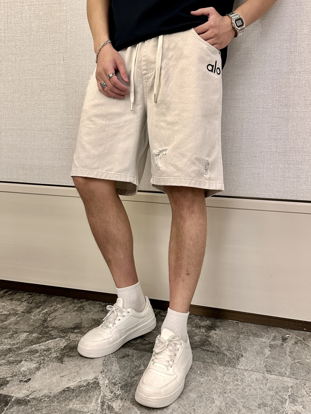 NO:452949,alo 2025 summer shorts!  Classic hot product, versatile elastic waist casual pinch pants!  !  A very classic style, elastic waist, two sides of the insert bags. The fabric is made of customer-supplied fixed-woven high-strength pure cotton material. The upper body is breathable, soft and skin-friendly, with delicate touch. The waist is knitted elastic waist and drawstring. You don’t have to worry about the discomfort of being too loose or too tight. Full-quality order, 28-36, shorts, alexander wang19860909alo 2025夏季短裤！经典爆款,百搭松紧腰休闲五分裤！！很经典的一款,松紧腰 两侧插袋 面料采用客供定织高支纯棉料,上身透气,柔软亲肤,手感细腻、 腰部针织松紧腰加抽绳,上身不用担心过松过紧 的不舒适感 全品相订单, 码数28-36,,shorts,alexander wang,Men's clothing