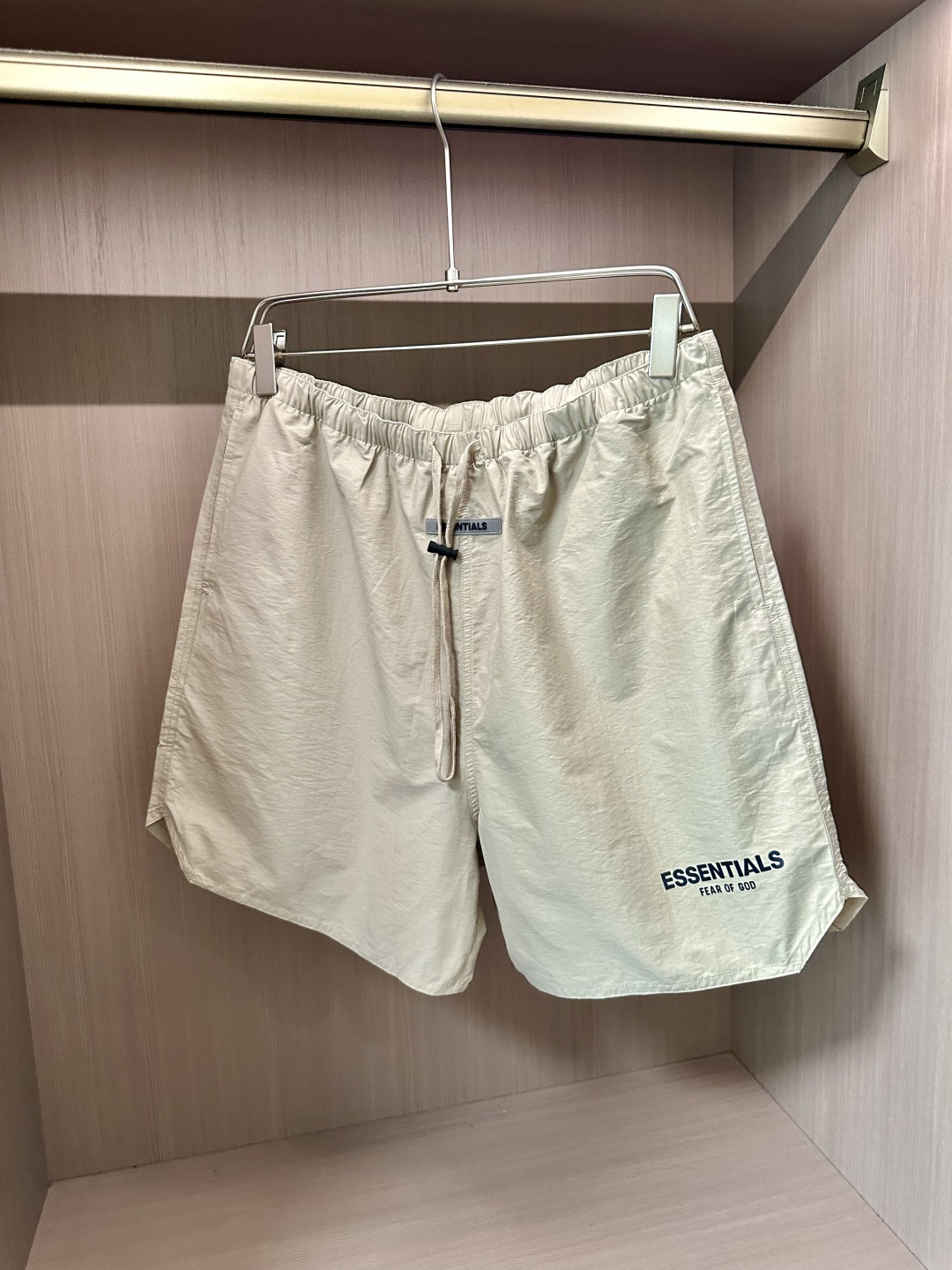 NO:452910,ESS 2025ss summer outfit latest style casual beach pants quick dry!  Exquisite and fashionable, with outstanding visual effects, slimming and modifying the legs!  Full of sportiness!  Suitable for a wide crowd and not picky!  Sports beach shorts are customized high-density memory nylon fabrics, soft and delicate, breathable and comfortable. The simple and sporty design allows you to easily create a personalized look, and wear it with sports shoes to interpret the sports and casual style!  Size s-xl, sneakers, shorts, alexander wang19860909ESS 2025ss夏装最新款 休闲沙滩裤 速干！精致时髦 视觉效果突出 显瘦修饰腿型！运动感十足！适合人群广不挑人！运动沙滩短裤 客供定制高密度记忆尼龙面料,柔软细腻、透气舒适.简约而极具运动风的设计,让你轻松打造出个性的造型,搭配运动鞋穿着,演绎运动休闲风格！ 尺码 s-xl,,sneakers,shorts,alexander wang,Men's clothing