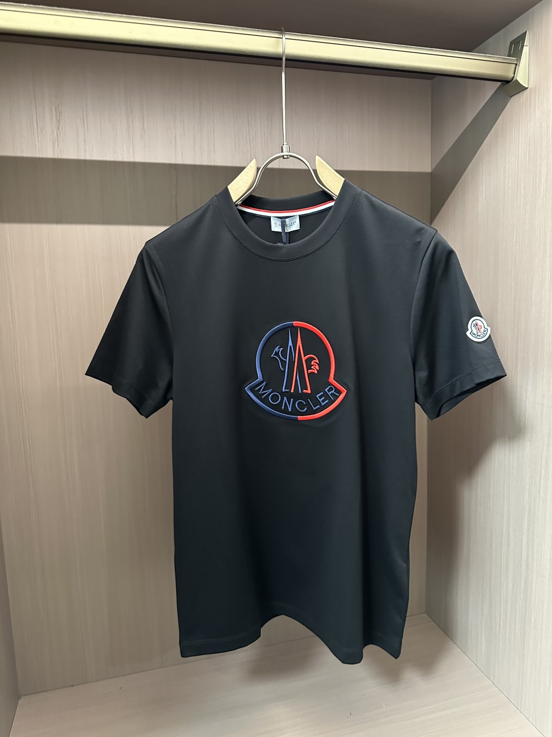 NO:452915,A big recommendation for cover-up!  2025ss summer clothing new products, on sale in counter, the latest series of pattern logo short-sleeved T-shirts, the rhythm of each person having to hand in one piece!  Imported top high-density mercerized cotton fabric is extremely skin-friendly and comfortable. It feels very delicate to the touch, has a good texture, and perfectly reflects the three-dimensional feeling. It is in line with the brand's consistent design style. It is a very good overall style. It is completely fine to wear it alone. Size M-XXXL, Moncler, T-shirt,tees, t-shirt,alexander wang19860909蒙口 重磅推荐！2025ss夏装新品 专柜在售 最新系列图案logo短袖T恤 必须人手一件的节奏！进口顶极高密度丝光棉面料,极为亲肤舒适 摸上去非常的细腻,质感很好,完美体现立体感 符合品牌一贯设计风格,整体非常不错的一款,内搭单穿都完全没问题 尺码M-XXXL,,Moncler,T-shirt,tees，t-shirt,alexander wang,Men's clothing