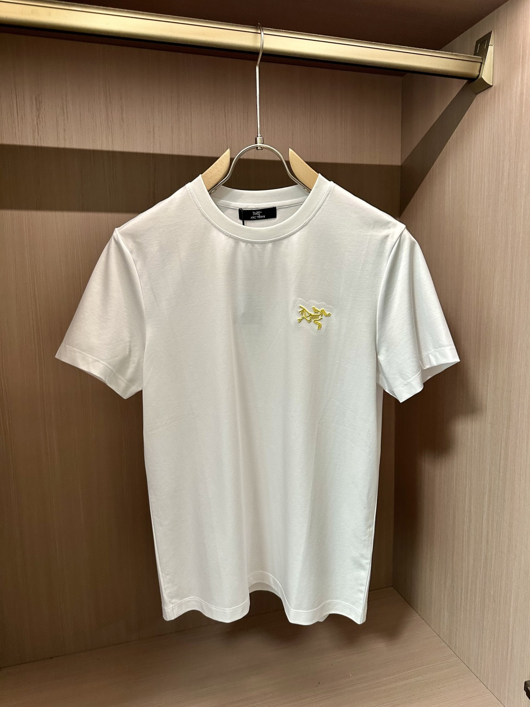 NO:452920,Archaeopteryx Recommended!  2025ss summer clothing new products, on sale in counter, the latest series of pattern logo short-sleeved T-shirts, the rhythm of each person having to hand in one piece!  Imported top high-density mercerized cotton fabric is extremely skin-friendly and comfortable. It is very delicate to touch, has a good texture, and perfectly reflects the three-dimensional feeling. It is in line with the brand's consistent design style. It is a very good overall style. It is completely fine to wear it alone. Size M-XXXL, arc'teryx, T-shirt,tees, t-shirt,alexander wang19860909始祖鸟 重磅推荐！2025ss夏装新品 专柜在售 最新系列图案logo短袖T恤 必须人手一件的节奏！进口顶极高密度丝光棉面料,极为亲肤舒适 摸上去非常的细腻,质感很好,完美体现立体感 符合品牌一贯设计风格,整体非常不错的一款,内搭单穿都完全没问题 尺码M-XXXL,arc'teryx,T-shirt,tees，t-shirt,alexander wang,Men's clothing