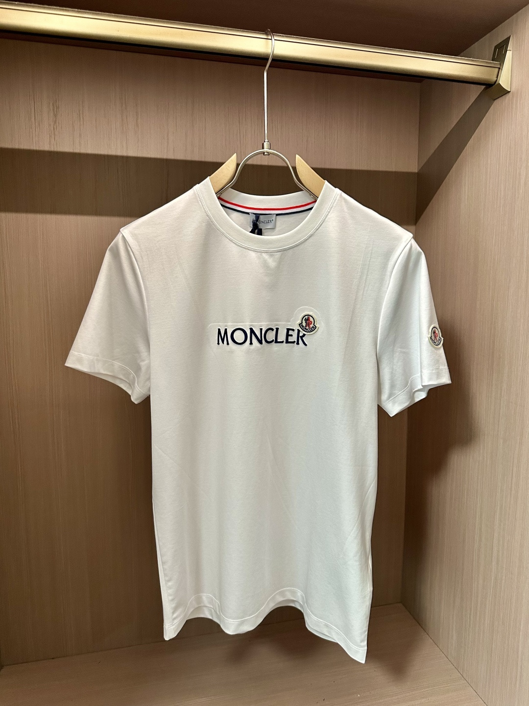 NO:452925,A big recommendation for cover-up!  2025ss summer clothing new products, on sale in counter, the latest series of pattern logo short-sleeved T-shirts, the rhythm of each person having to hand in one piece!  Imported top high-density mercerized cotton fabric is extremely skin-friendly and comfortable. It feels very delicate to the touch, has a good texture, and perfectly reflects the three-dimensional feeling. It is in line with the brand's consistent design style. It is a very good overall style. It is completely fine to wear it alone. Size M-XXXL, Moncler, T-shirt,tees, t-shirt,alexander wang19860909蒙口 重磅推荐！2025ss夏装新品 专柜在售 最新系列图案logo短袖T恤 必须人手一件的节奏！进口顶极高密度丝光棉面料,极为亲肤舒适 摸上去非常的细腻,质感很好,完美体现立体感 符合品牌一贯设计风格,整体非常不错的一款,内搭单穿都完全没问题 尺码M-XXXL,,Moncler,T-shirt,tees，t-shirt,alexander wang,Men's clothing