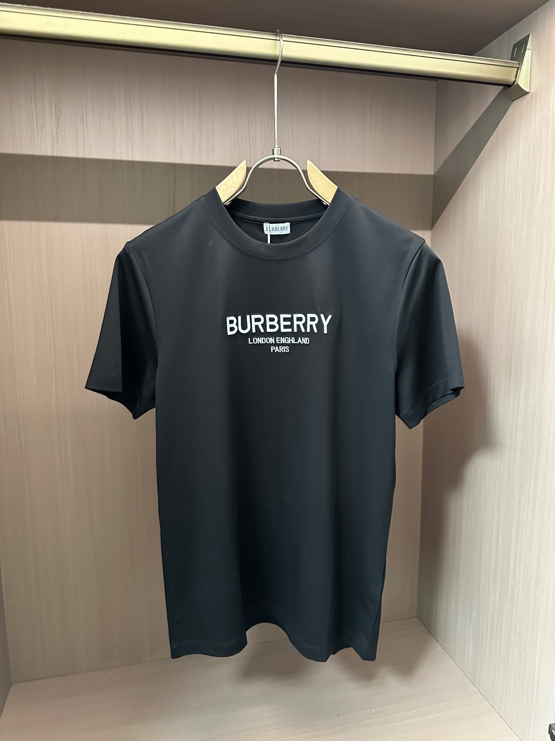 NO:452930,Bur big recommendation!  2025ss summer clothing new products, on sale in counter, the latest series of pattern logo short-sleeved T-shirts, the rhythm of each person having to hand in one piece!  Imported top high-density mercerized cotton fabric is extremely skin-friendly and comfortable. It is very delicate to touch, has a good texture, and perfectly reflects the three-dimensional feeling. It is in line with the brand's consistent design style. It is a very good overall style. It is completely fine to wear it alone. Size M-XXXL, burberry, T-shirt, tees, t-shirt, alexander wang19860909Bur 重磅推荐！2025ss夏装新品 专柜在售 最新系列图案logo短袖T恤 必须人手一件的节奏！进口顶极高密度丝光棉面料,极为亲肤舒适 摸上去非常的细腻,质感很好,完美体现立体感 符合品牌一贯设计风格,整体非常不错的一款,内搭单穿都完全没问题 尺码M-XXXL,,burberry,T-shirt,tees，t-shirt,alexander wang,Men's clothing