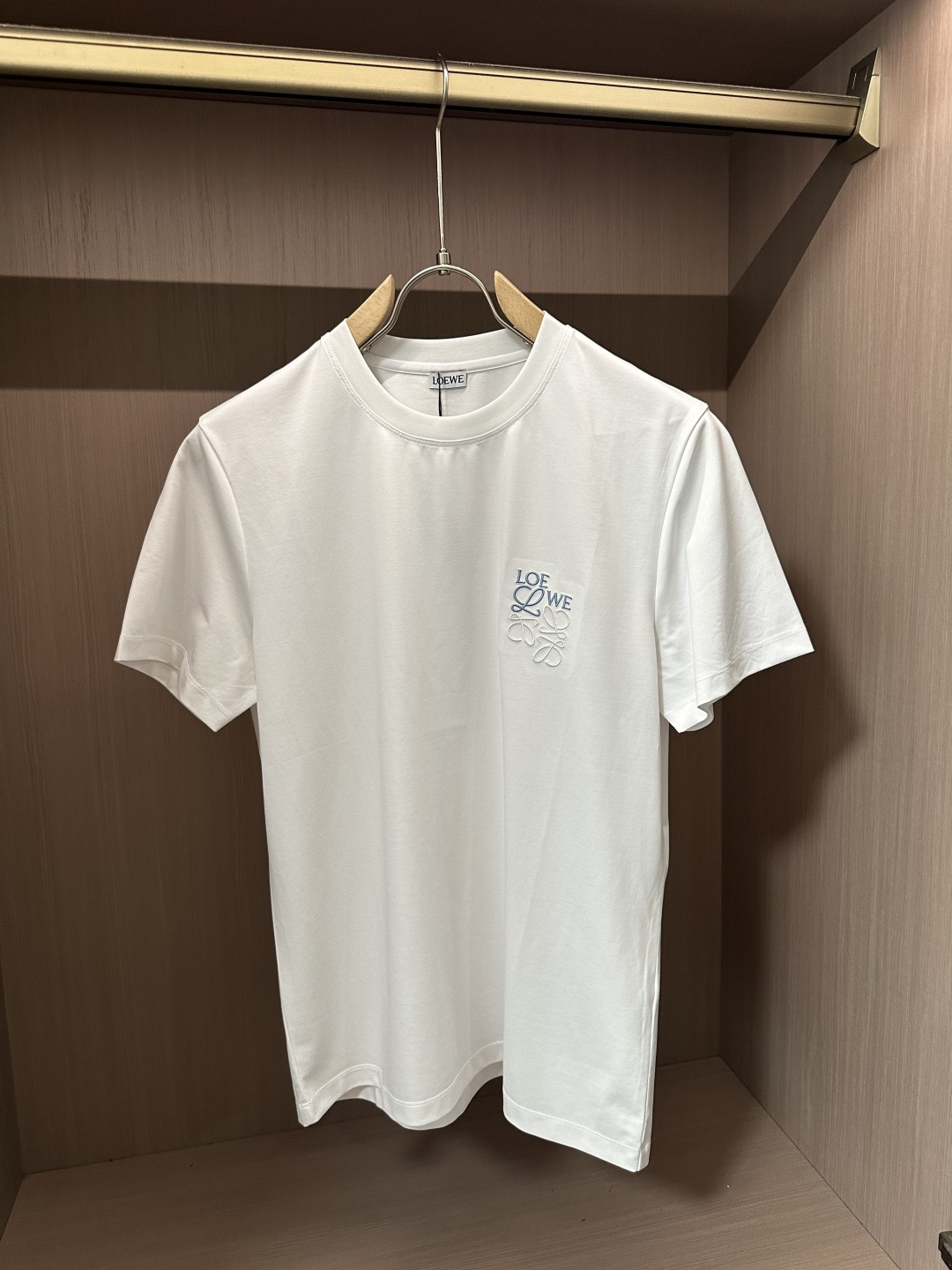 NO:452935,Loewe's big recommendation!  2025ss summer clothing new products, on sale in counter, the latest series of pattern logo short-sleeved T-shirts, the rhythm of each person having to hand in one piece!  Imported top high-density mercerized cotton fabric is extremely skin-friendly and comfortable. It is very delicate to touch, has a good texture, and perfectly reflects the three-dimensional feeling. It is in line with the brand's consistent design style. It is a very good overall style. It is completely fine to wear it alone. Size M-XXXL, loewe, T-shirt,tees, t-shirt,alexander wang19860909Loewe 重磅推荐！2025ss夏装新品 专柜在售 最新系列图案logo短袖T恤 必须人手一件的节奏！进口顶极高密度丝光棉面料,极为亲肤舒适 摸上去非常的细腻,质感很好,完美体现立体感 符合品牌一贯设计风格,整体非常不错的一款,内搭单穿都完全没问题 尺码M-XXXL,,loewe,T-shirt,tees，t-shirt,alexander wang,Men's clothing