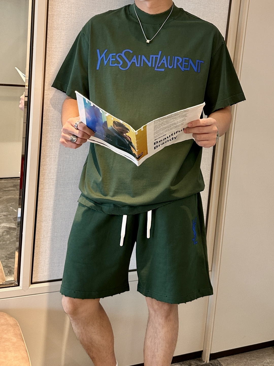 NO:509917,Saint Laurent round neck short-sleeved shorts suit half-sleeved suit top version trading company channel orders, exclusive limited overseas quality for sale, classic is eternal, absolutely worth buying!  This type of suit is also a must-have for lazy people. You don’t have to think about how to match it, just do it easily!  Custom-made fabrics are provided with smooth touch, but they are crisp and stylish, with a full texture on the upper body!  The overall style is simple and generous without losing style, with a strong sense of upper body, absolutely at the forefront of fashion, very comfortable to wear, no need to say much about the style and cutting of pants, the upper body is exquisite and vivid, and the truly palace-level casual pants can be competent for various occasions whether they are sports or casual. It is worth recommending Amway, and roaring recommendation!  !  /1 set (not sold) Top size S-3XL Pants size 29-38,,saint laurent,shorts,T-shirt,alexander wang19860909圣罗兰 圆领短袖短裤套装 半袖套装顶级版本贸易公司渠道订单,海外精品独家限定发售,经典即永恒,入手绝对值的！这种类型的套装也是懒人必备的一套,不用想怎么搭配,直接一套轻松搞定！客供定制面料,触感顺滑,却又挺括有型,上身质感十足！ 整体简洁大方而不失格调,上身感极强,绝对走在时尚最前端,穿着非常舒适,裤型款式和裁剪亦无需多言,上身精致跃然,真正殿堂级的休闲裤,无论是运动还是休闲时候都能胜任各种场合,值得安利,咆哮推荐！！ /1套（不拆卖) 上衣尺码S-3XL 裤子尺码29-38,,saint laurent,shorts,T-shirt,alexander wang,Men's clothing