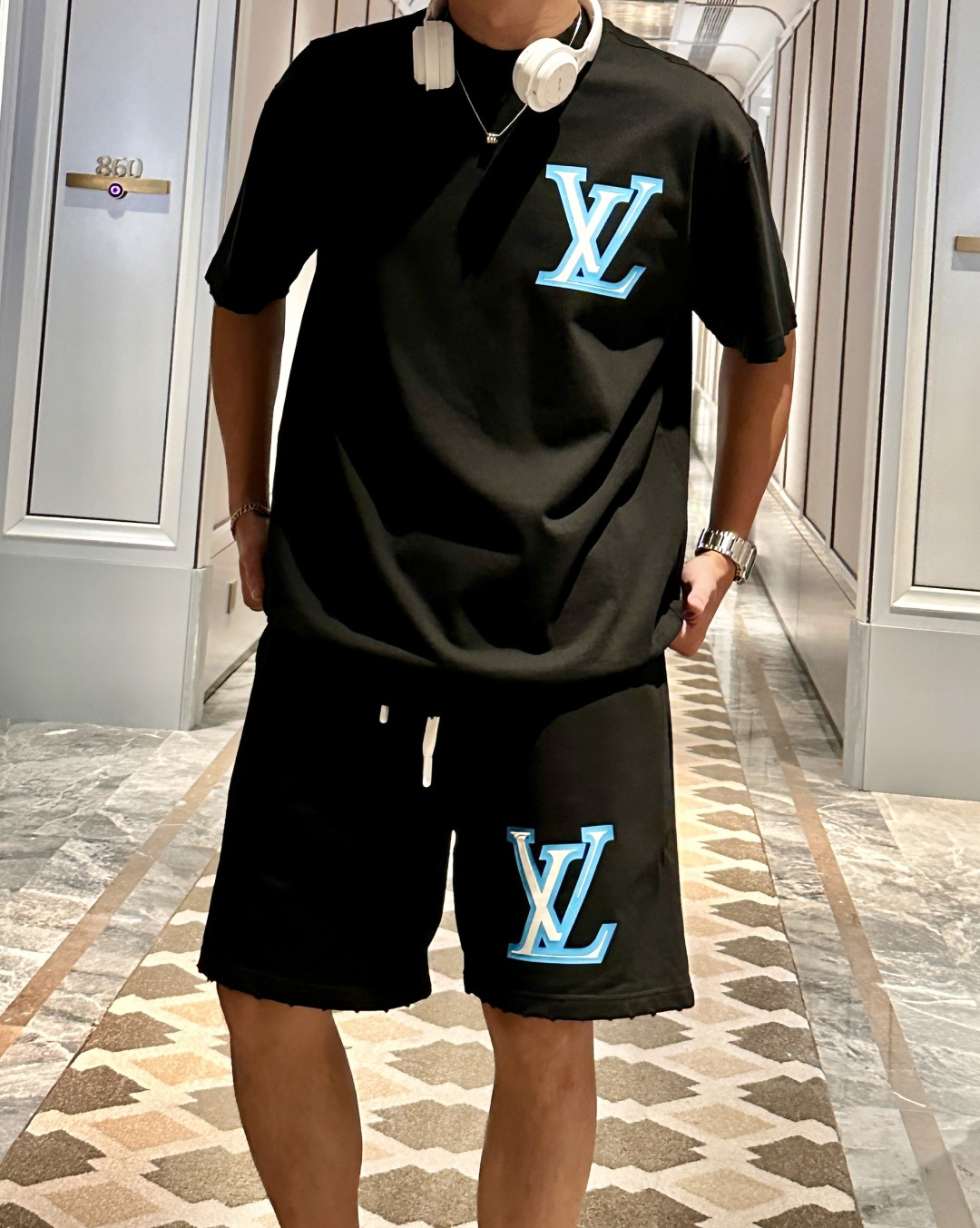 NO:509919,Lv round neck short-sleeved shorts suit half-sleeved suit top version trading company channel orders, exclusive limited overseas quality for sale, classic is eternal, absolutely worth buying!  This type of suit is also a must-have for lazy people. You don’t have to think about how to match it, just do it easily!  Custom-made fabrics are provided with smooth touch, but they are crisp and stylish, with a full texture on the upper body!  The overall style is simple and generous without losing style, with a strong sense of upper body, absolutely at the forefront of fashion, very comfortable to wear, no need to say much about the style and cutting of pants, the upper body is exquisite and vivid, and the truly palace-level casual pants can be competent for various occasions whether they are sports or casual. It is worth recommending Amway, and roaring recommendation!  !  /1 set (not sold) Top size S-3XL Pants size 29-38,,louis vuitton,shorts,T-shirt,alexander wang19860909Lv 圆领短袖短裤套装 半袖套装顶级版本贸易公司渠道订单,海外精品独家限定发售,经典即永恒,入手绝对值的！这种类型的套装也是懒人必备的一套,不用想怎么搭配,直接一套轻松搞定！客供定制面料,触感顺滑,却又挺括有型,上身质感十足！ 整体简洁大方而不失格调,上身感极强,绝对走在时尚最前端,穿着非常舒适,裤型款式和裁剪亦无需多言,上身精致跃然,真正殿堂级的休闲裤,无论是运动还是休闲时候都能胜任各种场合,值得安利,咆哮推荐！！ /1套（不拆卖) 上衣尺码S-3XL 裤子尺码29-38,,louis vuitton,shorts,T-shirt,alexander wang,Men's clothing