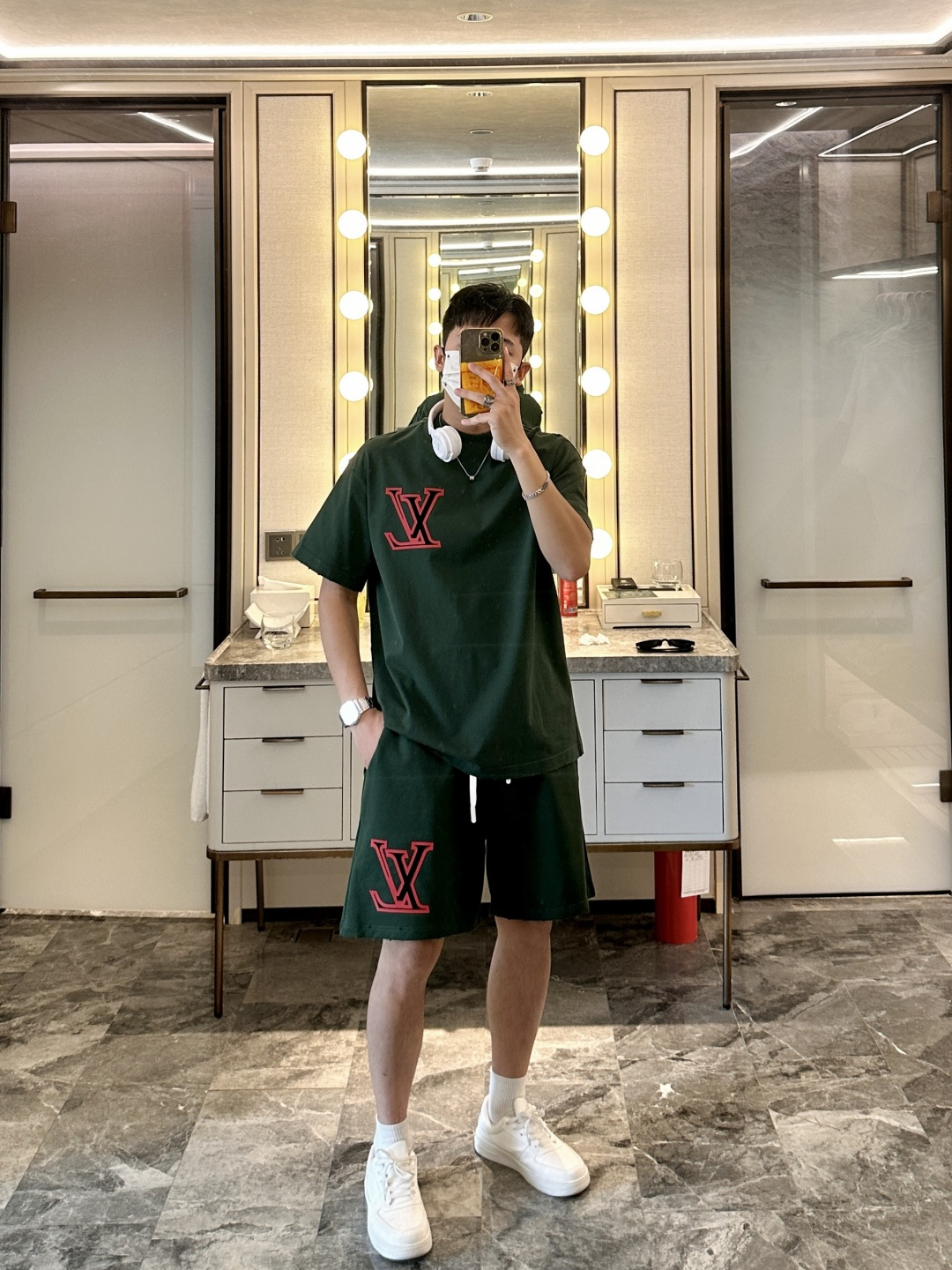 NO:498029,Lv round neck short-sleeved shorts suit half-sleeved suit top version trading company channel orders, exclusive limited overseas quality for sale, classic is eternal, absolutely worth buying!  This type of suit is also a must-have for lazy people. You don’t have to think about how to match it, just do it easily!  Custom-made fabrics are provided with smooth touch, but they are crisp and stylish, with a full texture on the upper body!  The overall style is simple and generous without losing style, with a strong sense of upper body, absolutely at the forefront of fashion, very comfortable to wear, no need to say much about the style and cutting of pants, the upper body is exquisite and vivid, and the truly palace-level casual pants can be competent for various occasions whether they are sports or casual. It is worth recommending Amway, and roaring recommendation!  !  /1 set (not sold) Top size S-3XL Pants size 29-38,,louis vuitton,shorts,T-shirt,alexander wang19860909Lv 圆领短袖短裤套装 半袖套装顶级版本贸易公司渠道订单,海外精品独家限定发售,经典即永恒,入手绝对值的！这种类型的套装也是懒人必备的一套,不用想怎么搭配,直接一套轻松搞定！客供定制面料,触感顺滑,却又挺括有型,上身质感十足！ 整体简洁大方而不失格调,上身感极强,绝对走在时尚最前端,穿着非常舒适,裤型款式和裁剪亦无需多言,上身精致跃然,真正殿堂级的休闲裤,无论是运动还是休闲时候都能胜任各种场合,值得安利,咆哮推荐！！ /1套（不拆卖) 上衣尺码S-3XL 裤子尺码29-38,,louis vuitton,shorts,T-shirt,alexander wang,Men's clothing