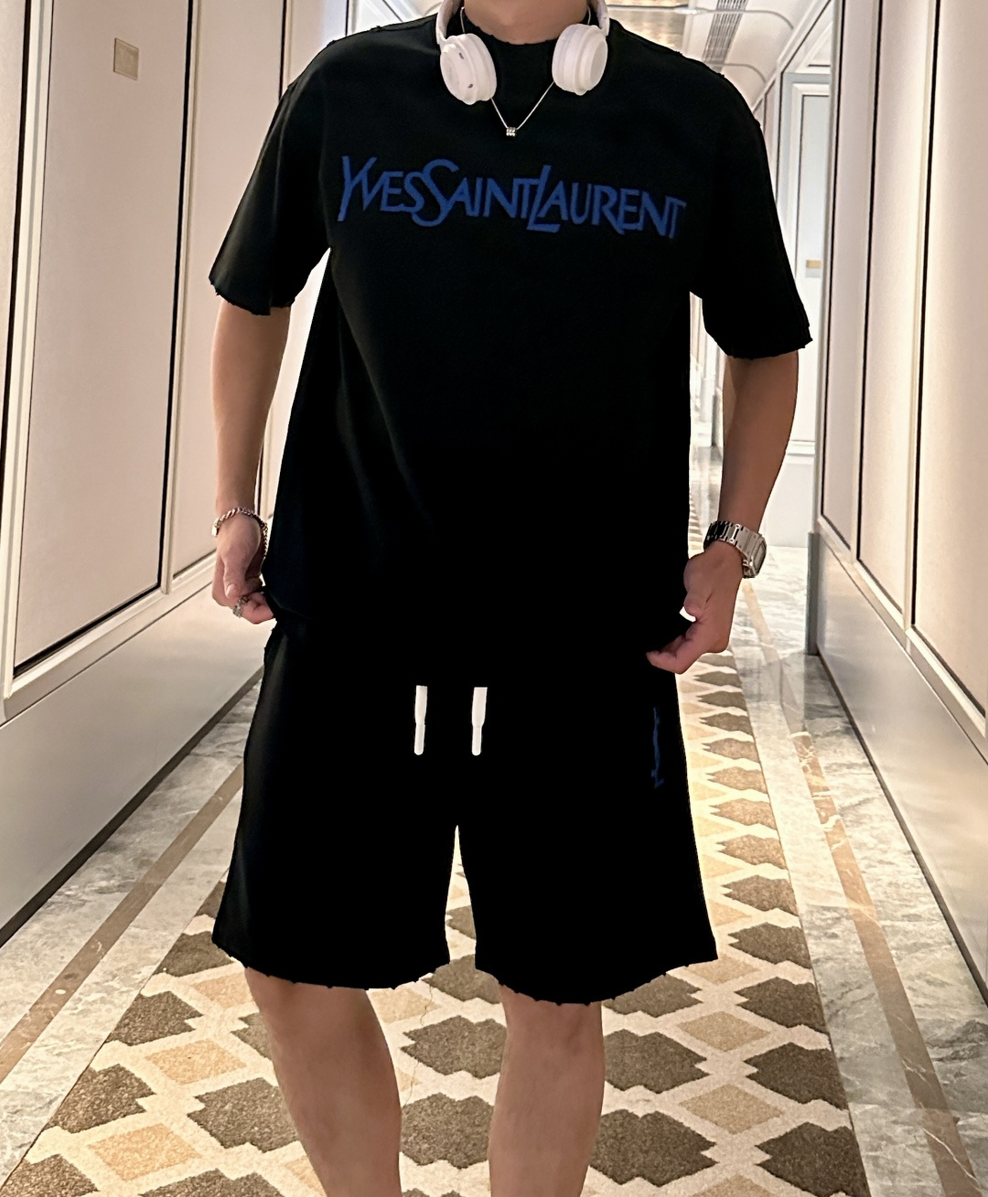 NO:498035,Saint Laurent round neck short-sleeved shorts suit half-sleeved suit top version trading company channel orders, exclusive limited overseas quality for sale, classic is eternal, absolutely worth buying!  This type of suit is also a must-have for lazy people. You don’t have to think about how to match it, just do it easily!  Custom-made fabrics are provided with smooth touch, but they are crisp and stylish, with a full texture on the upper body!  The overall style is simple and generous without losing style, with a strong sense of upper body, absolutely at the forefront of fashion, very comfortable to wear, no need to say much about the style and cutting of pants, the upper body is exquisite and vivid, and the truly palace-level casual pants can be competent for various occasions whether they are sports or casual. It is worth recommending Amway, and roaring recommendation!  !  /1 set (not sold) Top size S-3XL Pants size 29-38,,saint laurent,shorts,T-shirt,alexander wang19860909圣罗兰 圆领短袖短裤套装 半袖套装顶级版本贸易公司渠道订单,海外精品独家限定发售,经典即永恒,入手绝对值的！这种类型的套装也是懒人必备的一套,不用想怎么搭配,直接一套轻松搞定！客供定制面料,触感顺滑,却又挺括有型,上身质感十足！ 整体简洁大方而不失格调,上身感极强,绝对走在时尚最前端,穿着非常舒适,裤型款式和裁剪亦无需多言,上身精致跃然,真正殿堂级的休闲裤,无论是运动还是休闲时候都能胜任各种场合,值得安利,咆哮推荐！！ /1套（不拆卖) 上衣尺码S-3XL 裤子尺码29-38,,saint laurent,shorts,T-shirt,alexander wang,Men's clothing