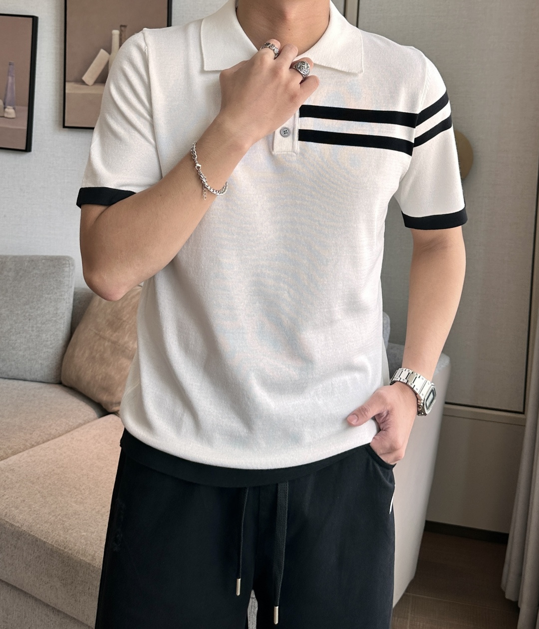 NO:498041,TB 2025ss summer new product men's knitted lapel short-sleeved shirt!  Exclusive first release is made of ultra-fine fiber and high elastic Yilit yarn. The texture and texture are super soft, very thin and soft, and the feel is extremely delicate and silky. The finer the yarn, the harder it is to work, and it is very time-consuming and material-consuming. It is a super rare product. The particularity of the fabric of each piece of clothing makes it silky soft and lubricating. The unique embroidery pattern on the chest can feel its softness and smoothness when it comes into contact with the skin!  The overall simple and atmospheric, continues the classic, calm and atmospheric, and naturally exudes casual and elegant Size M-3XL, T-shirt, alexander wang19860909TB 2025ss夏季新品男士针织翻领短袖衫！独家首发 采用纤维超细与高弹的伊力特纱线织造而成,质感与纹理都是超级的柔和,非常的轻薄柔软,手感极其的细腻丝滑,纱线越细做工就越难,并且非常的耗时耗料,超级难得一见的佳品,每件衣服的面料的特殊性使它具有丝般的柔软和润滑,胸前独特刺绣图案,与肌肤接触就能感觉到它的柔软和爽滑！整体简洁、大气,延续经典,沉稳大气的经典配色,自然散发出的休闲儒雅 尺码M-3XL,,T-shirt,alexander wang,Men's clothing