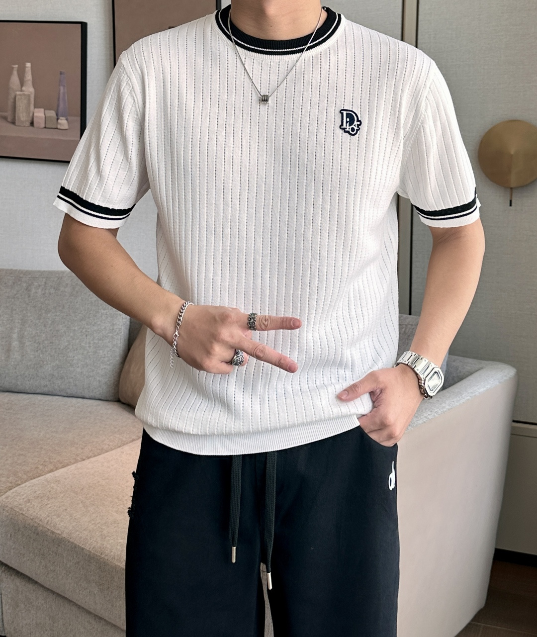 NO:498046,TB 2025ss summer new product for men's knitted round neck short-sleeved shirt!  Exclusive first release is made of ultra-fine fiber and high elastic Yilit yarn. The texture and texture are super soft, very thin and soft, and the feel is extremely delicate and silky. The finer the yarn, the harder it is to work, and it is very time-consuming and material-consuming. It is a super rare product. The particularity of the fabric of each piece of clothing makes it silky soft and lubricating. The unique embroidery pattern on the chest can feel its softness and smoothness when it comes into contact with the skin!  The overall simple and atmospheric, continues the classic, calm and atmospheric, and naturally exudes casual and elegant Size M-3XL, T-shirt, alexander wang19860909TB 2025ss夏季新品男士针织圆领短袖衫！独家首发 采用纤维超细与高弹的伊力特纱线织造而成,质感与纹理都是超级的柔和,非常的轻薄柔软,手感极其的细腻丝滑,纱线越细做工就越难,并且非常的耗时耗料,超级难得一见的佳品,每件衣服的面料的特殊性使它具有丝般的柔软和润滑,胸前独特刺绣图案,与肌肤接触就能感觉到它的柔软和爽滑！整体简洁、大气,延续经典,沉稳大气的经典配色,自然散发出的休闲儒雅 尺码M-3XL,,T-shirt,alexander wang,Men's clothing