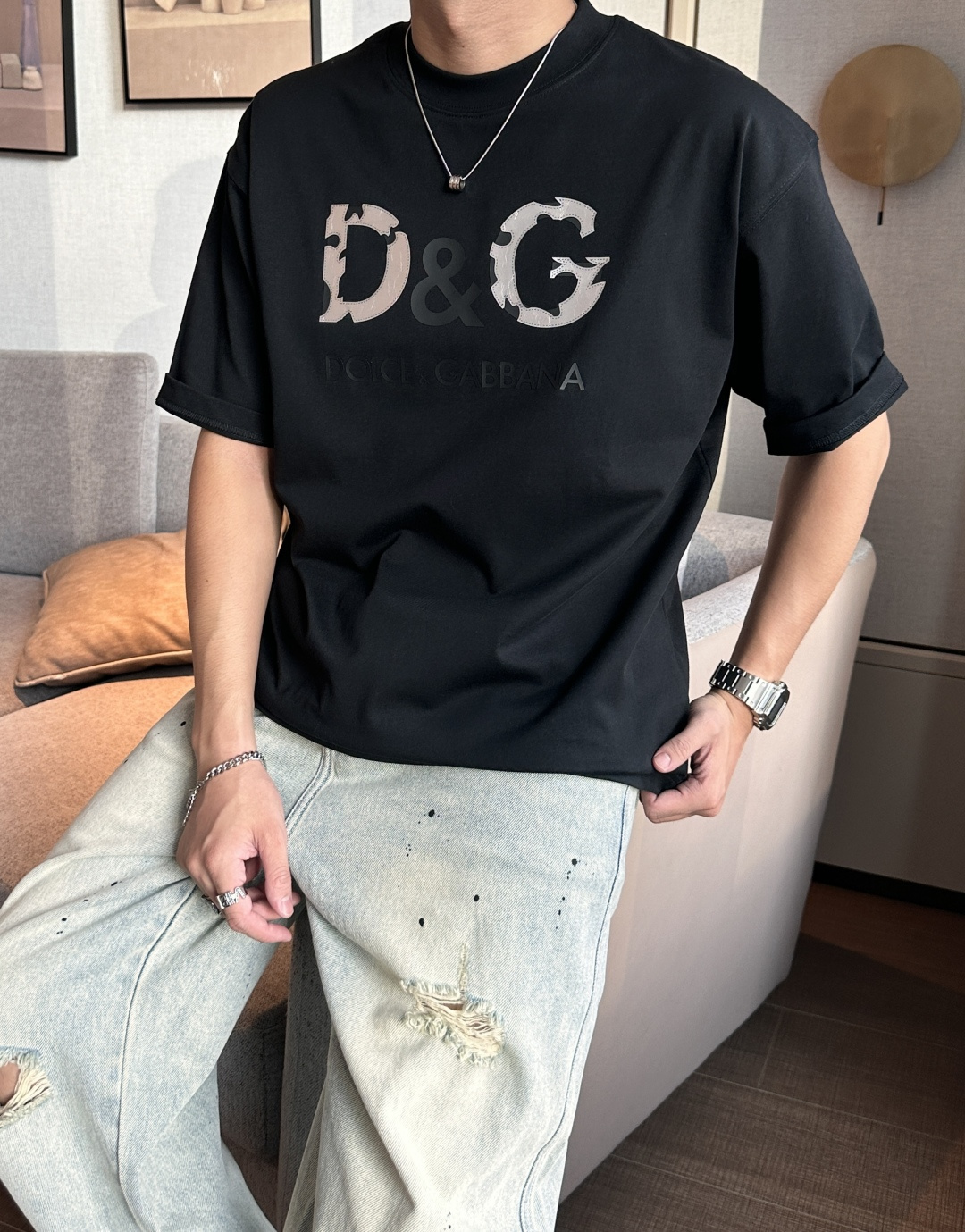 NO:498052,DG 2025 spring and summer style/official website synchronization The fabric is made of heavy pure cotton combed cotton fabric, OS loose style, and the upper body style is super positive!  Everyday versatile, a must-have item for wardrobe!  Size S-3XL (Large-size) Size/part S M L XL 2XL 3XL Shoulder width 52 54 56 57 59 60 Clothes length 70 72.75.78.82.85. Bust 54 56.58.60.62.64. Sleeve length 24 26 27 28 29 30,,alexander wang19860909DG 2025春夏款/官网同步 面料采用重磅纯棉精梳棉面料,OS宽松版型,上身版型超正！日常百搭,衣橱必备单品！ 尺码 S-3XL（版型偏大） 码数/部位S M L XL 2XL 3XL 肩宽 52 54 56 57 59 60 衣长70 72.75.78.82.85. 胸围 54 56.58.60.62.64. 袖长24 26 27 28 29 30,,alexander wang,Men's clothing