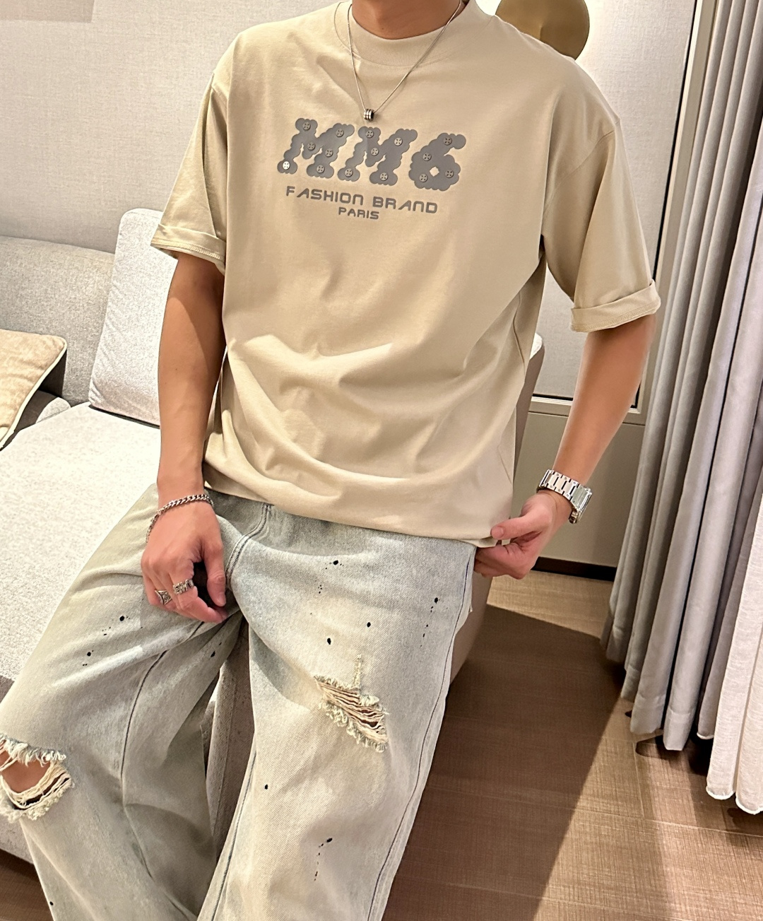 NO:498058,Majila 2025 spring and summer style/official website synchronization The fabric is made of heavy pure cotton combed cotton fabric, OS loose style, and the upper body style is super positive!  Everyday versatile, a must-have item for wardrobe!  Size S-3XL (Large-size) Size/part S M L XL 2XL 3XL Shoulder width 52 54 56 57 59 60 Clothes length 70 72.75.78.82.85. Bust 54 56.58.60.62.64. Sleeve length 24 26 27 28 29 30,,masion margiela,alexander wang19860909马吉拉 2025春夏款/官网同步 面料采用重磅纯棉精梳棉面料,OS宽松版型,上身版型超正！日常百搭,衣橱必备单品！ 尺码 S-3XL（版型偏大） 码数/部位S M L XL 2XL 3XL 肩宽 52 54 56 57 59 60 衣长70 72.75.78.82.85. 胸围 54 56.58.60.62.64. 袖长24 26 27 28 29 30,,masion margiela,alexander wang,Men's clothing