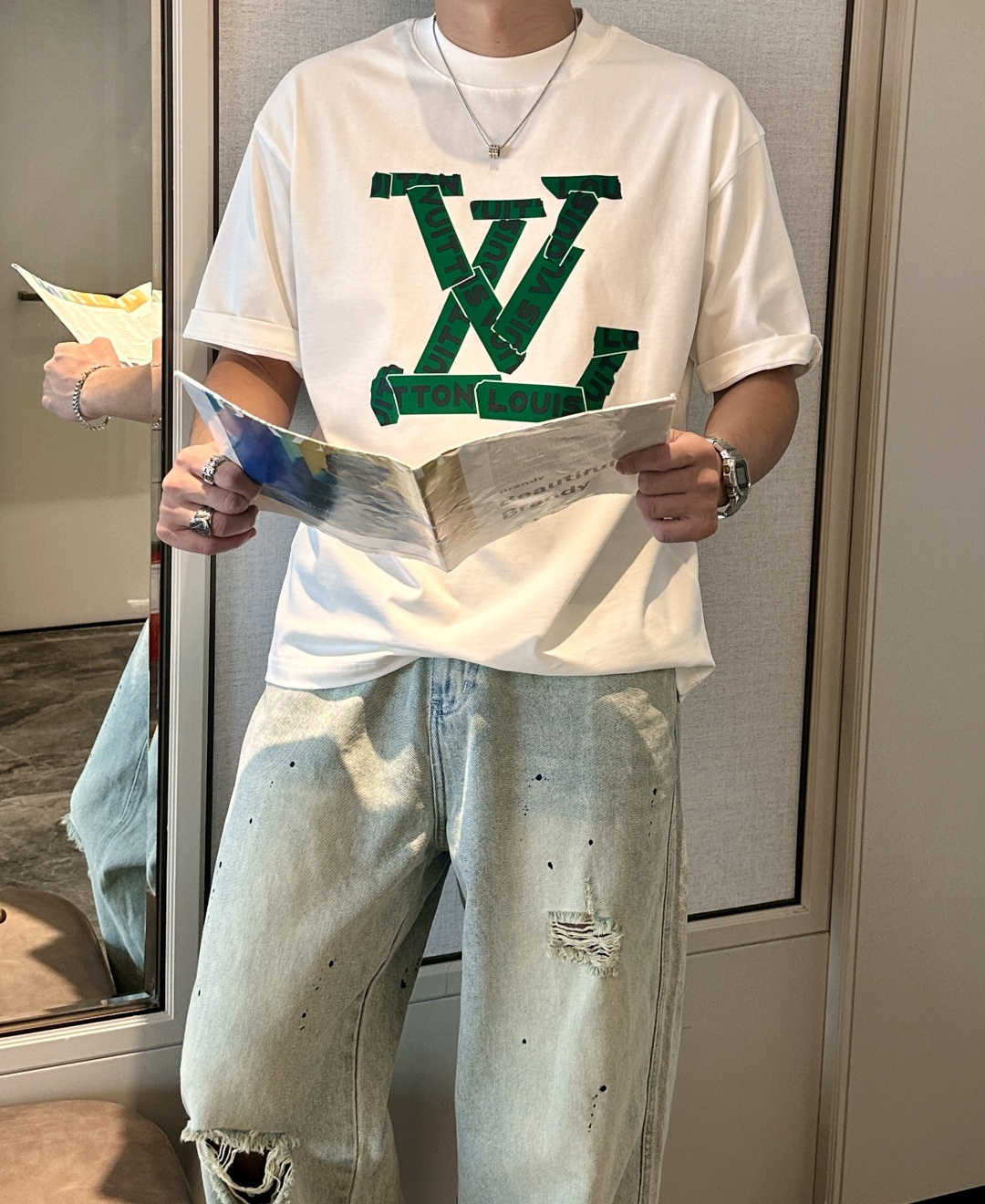 NO:498066,Lv 2025 spring and summer style/official website synchronization The fabric is made of heavy pure cotton combed cotton fabric, OS loose style, and the upper body style is super positive!  Everyday versatile, a must-have item for wardrobe!  Size S-3XL (Large-size) Size/part S M L XL 2XL 3XL Shoulder width 52 54 56 57 59 60 Clothes length 70 72.75.78.82.85. Bust 54 56.58.60.62.64. Sleeve length 24 26 27 28 29 30,,louis vuitton,alexander wang19860909Lv 2025春夏款/官网同步 面料采用重磅纯棉精梳棉面料,OS宽松版型,上身版型超正！日常百搭,衣橱必备单品！ 尺码 S-3XL（版型偏大） 码数/部位S M L XL 2XL 3XL 肩宽 52 54 56 57 59 60 衣长70 72.75.78.82.85. 胸围 54 56.58.60.62.64. 袖长24 26 27 28 29 30,,louis vuitton,alexander wang,Men's clothing